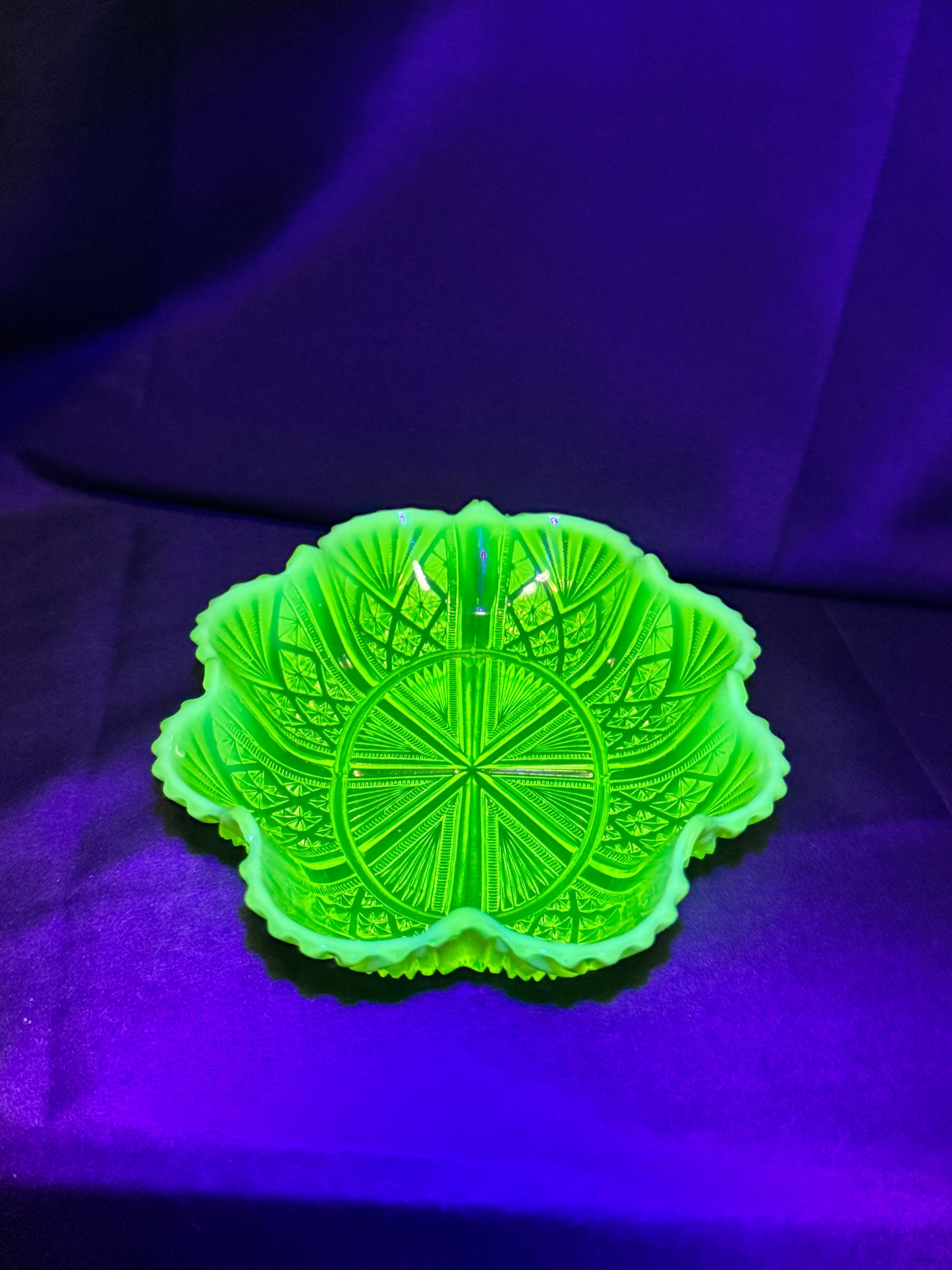 George Davidson “Lords and Ladies” Uranium Opalescent 8” Primrose Pearline Serving bowl