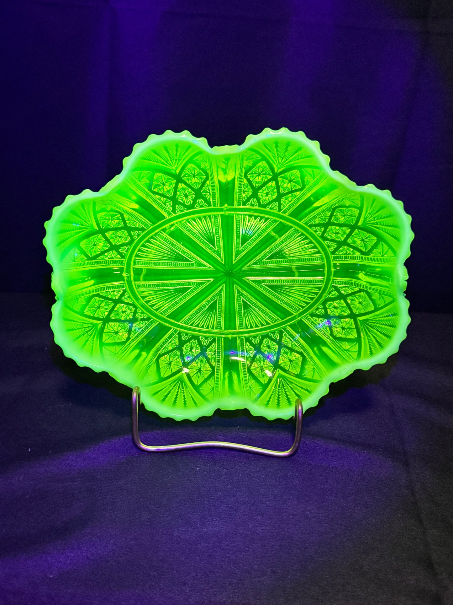 George Davidson “Lords and Ladies” Uranium Opalescent 8” Primrose Pearline Serving bowl