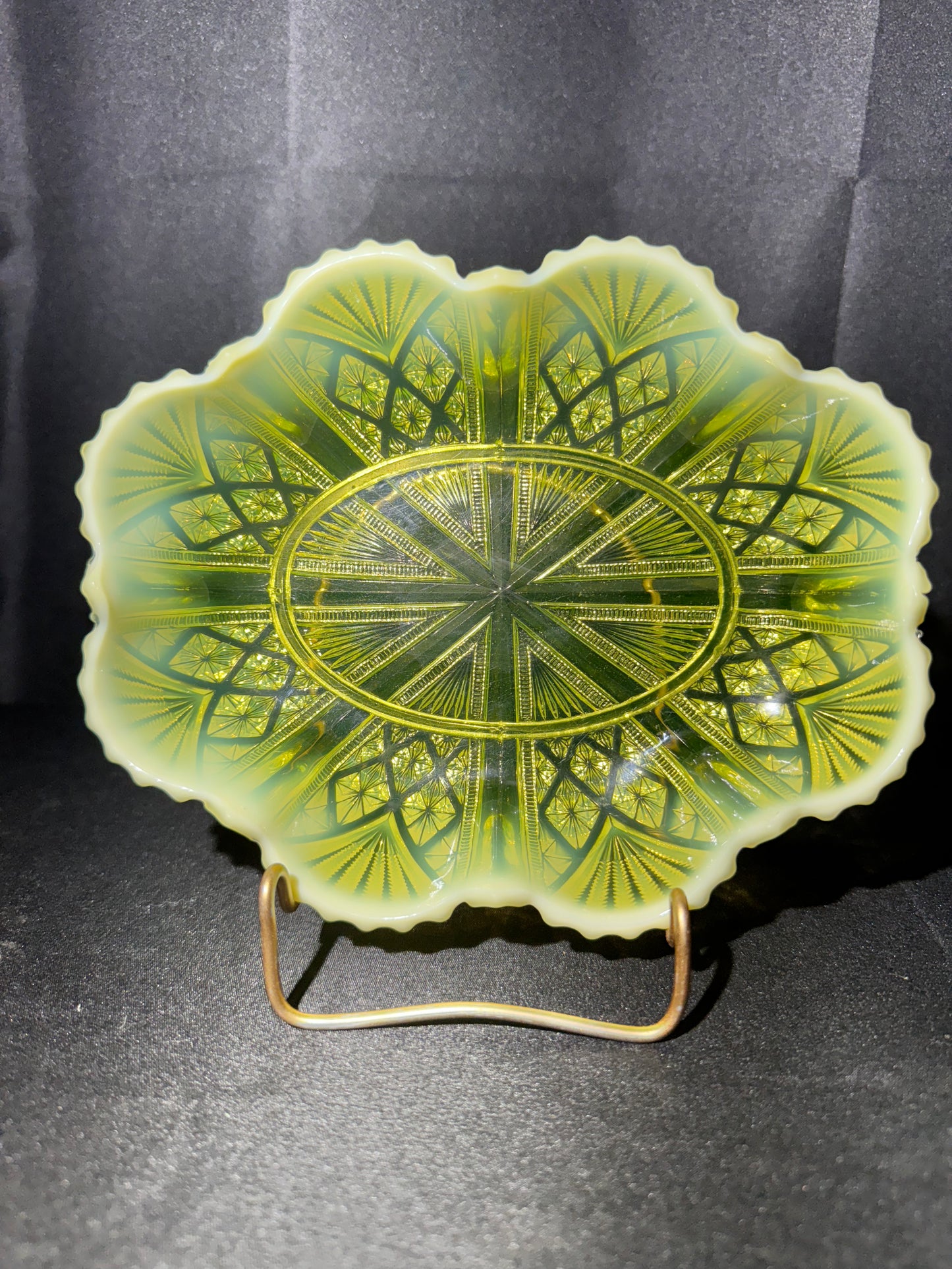 George Davidson “Lords and Ladies” Uranium Opalescent 8” Primrose Pearline Serving bowl