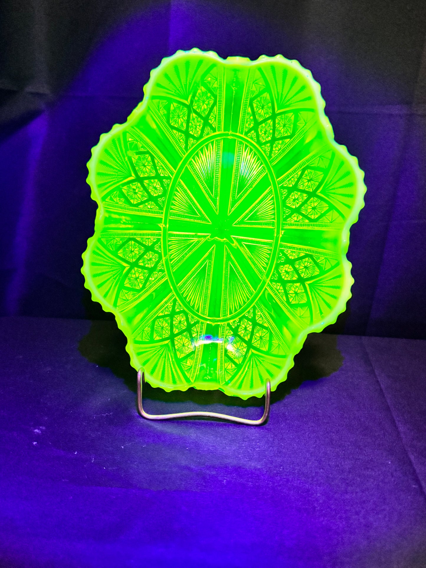 George Davidson “Lords and Ladies” Uranium Opalescent Serving Bowl 9.5”x7.5”