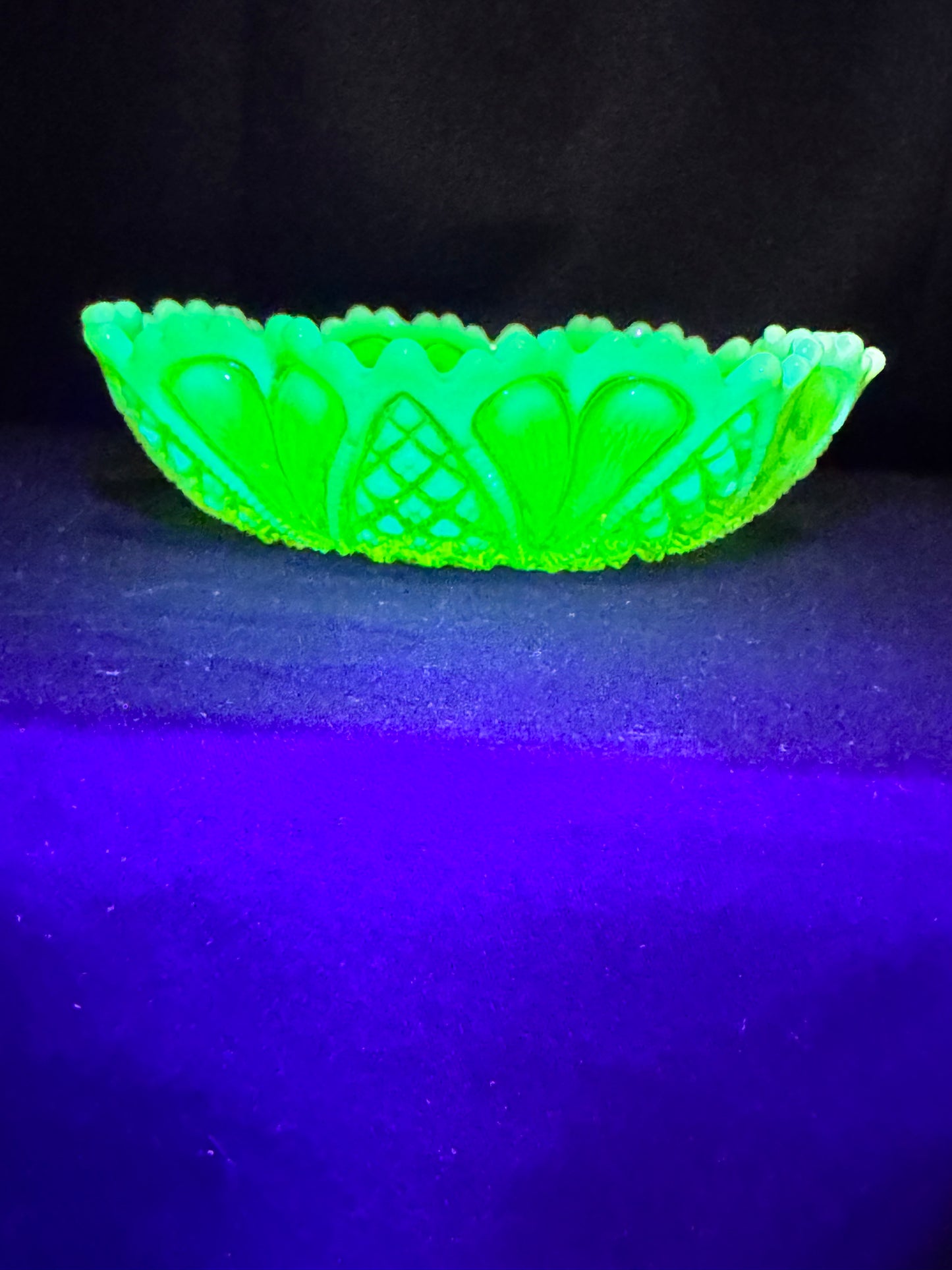 George Davidson “William & Mary” Pattern 7″ round Bowl / Candy Dish — Uranium Adolescent Pearline