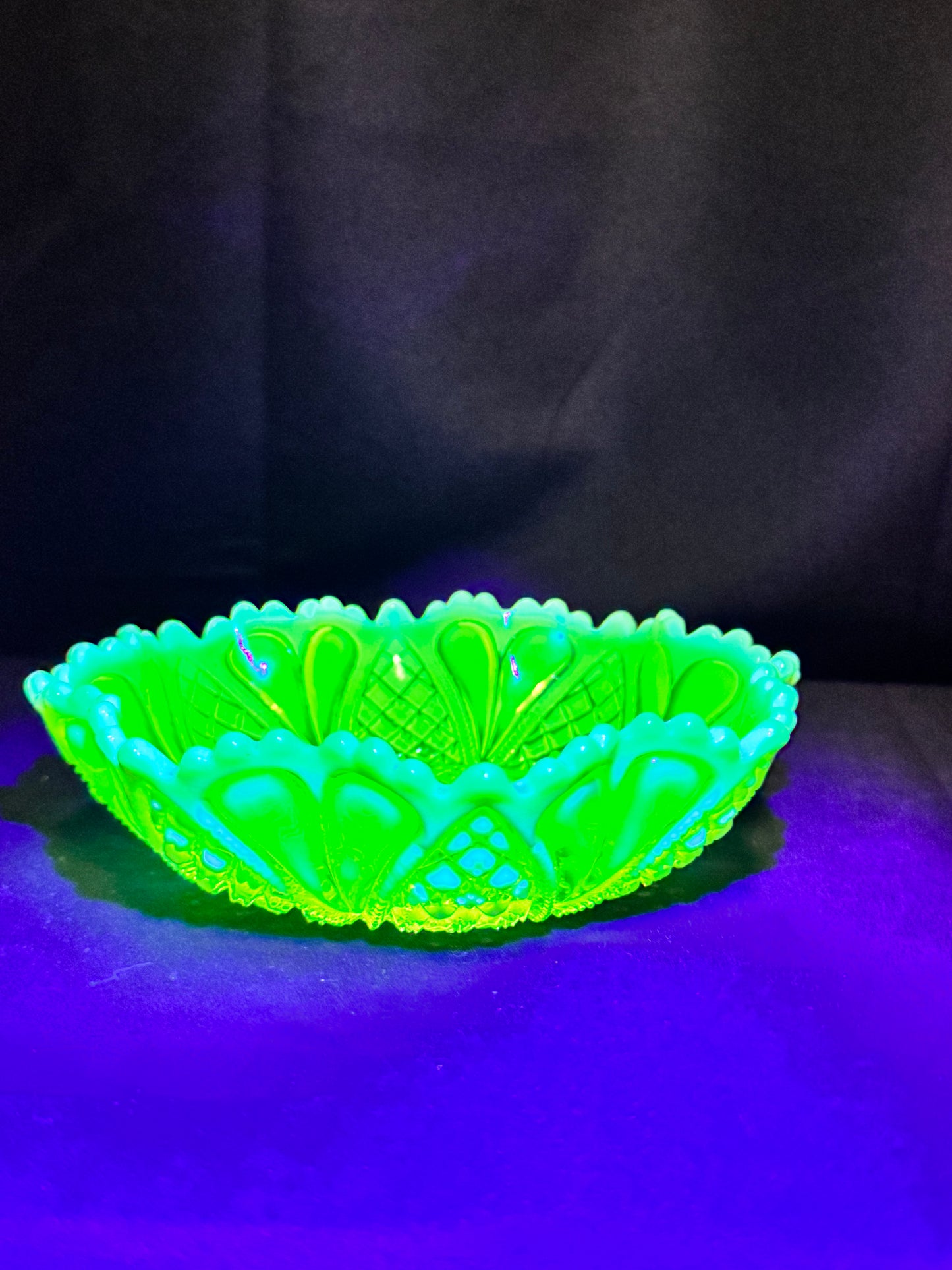 George Davidson “William & Mary” Pattern 7″ round Bowl / Candy Dish — Uranium Adolescent Pearline