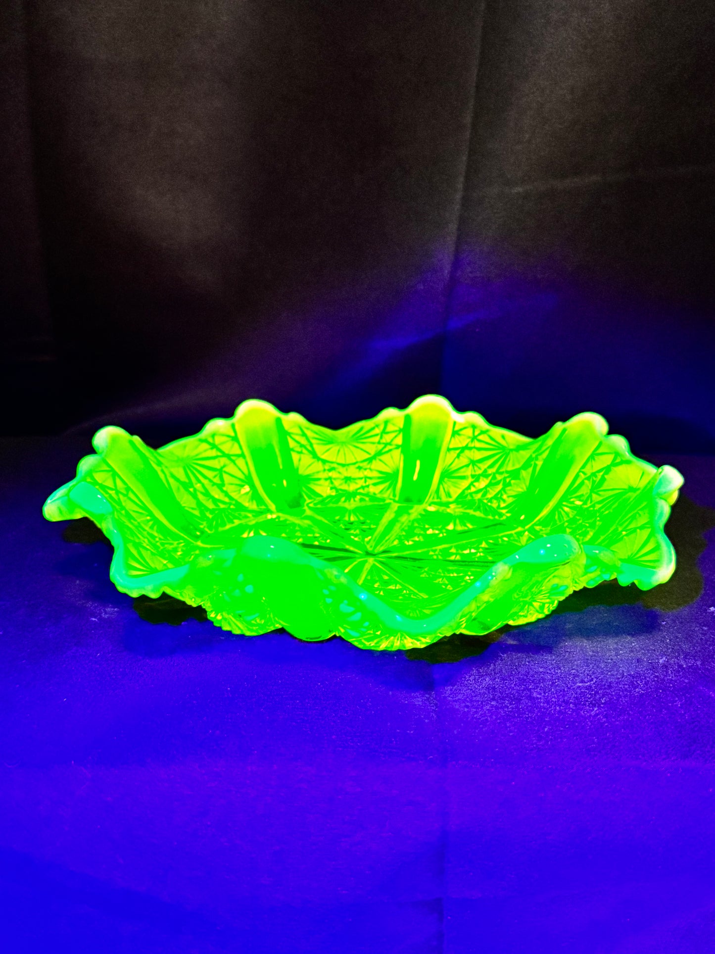 Davidson Lady Chippendale Bowl Primrose Pearline (RD 176566) 9” Round Uranium Glass