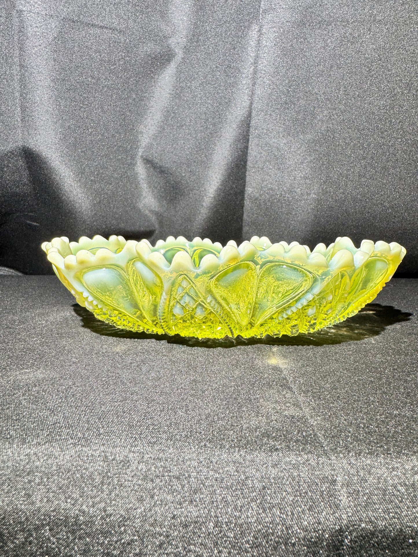 Uranium Glass Davidson Primrose Pearline “William and Mary” Ruffled Oval Bowl RD 413701