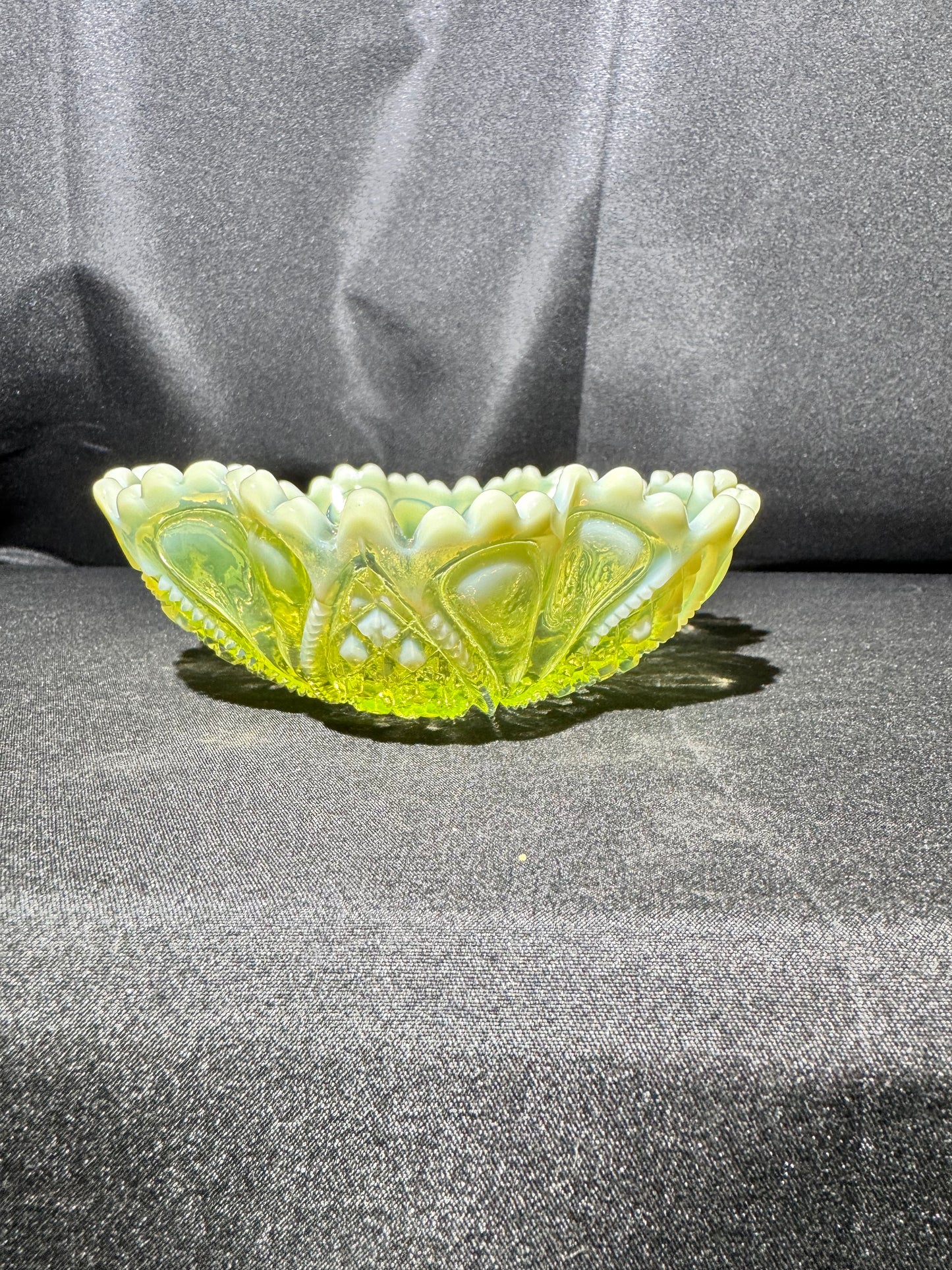 Uranium Glass Davidson Primrose Pearline “William and Mary” Ruffled Oval Bowl RD 413701