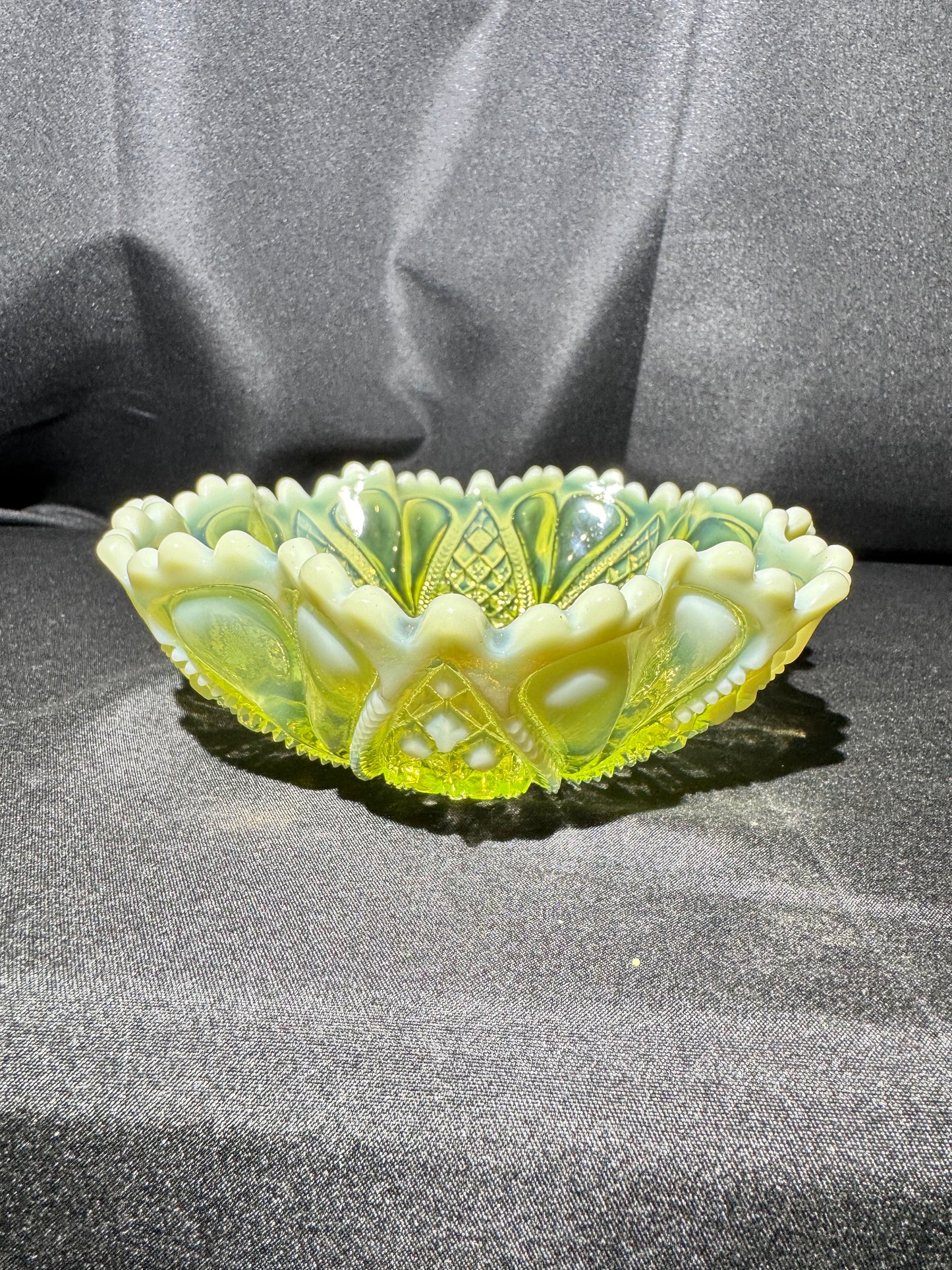 Uranium Glass Davidson Primrose Pearline “William and Mary” Ruffled Oval Bowl RD 413701