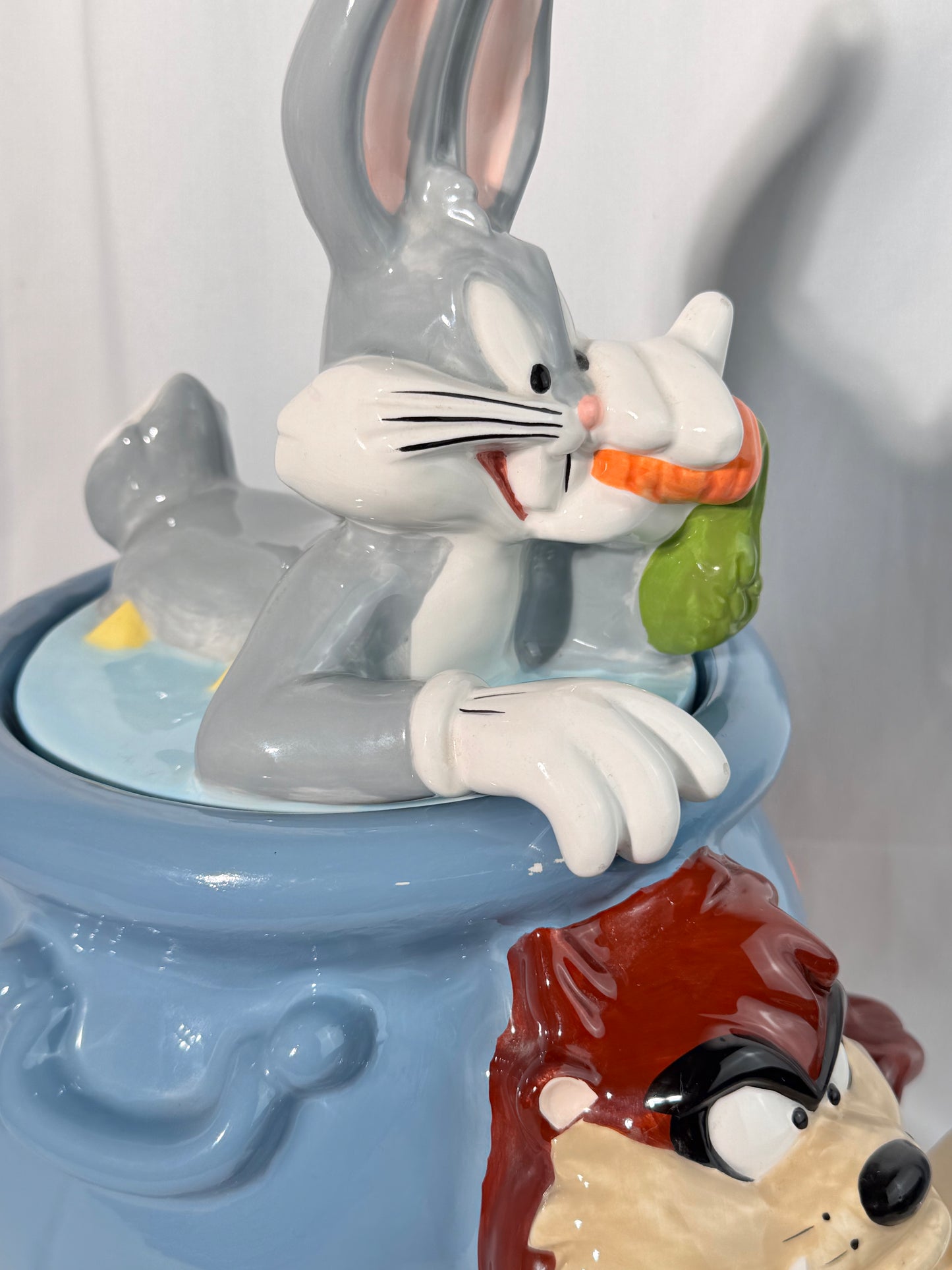 Bugs Bunny and Taz cauldron - cookie jar- Looney Tunes-Warner Brothers- 1998