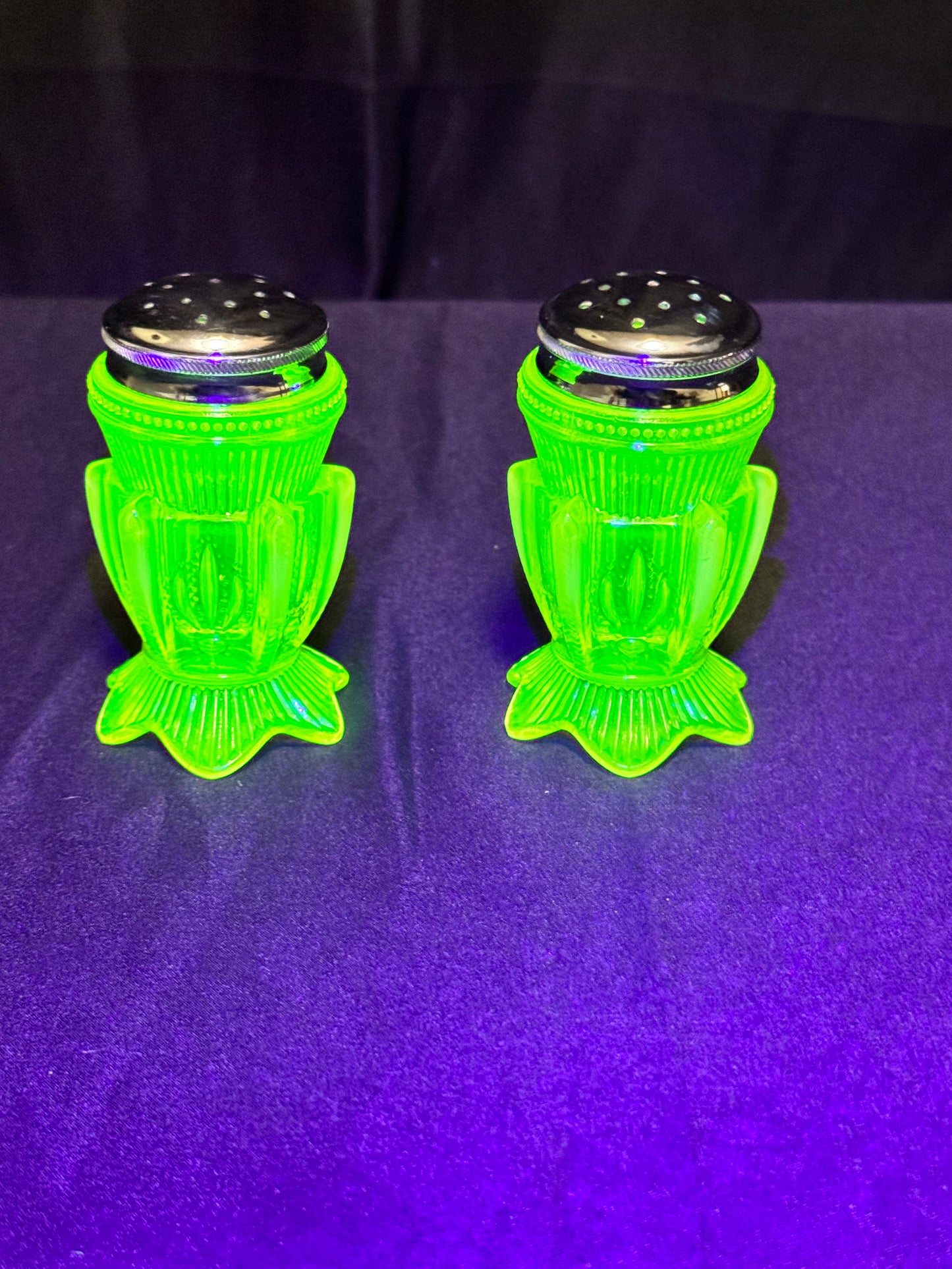 Uranium- Fenton- Cactus- salt and pepper shakers with lids - Topaz Opalescent