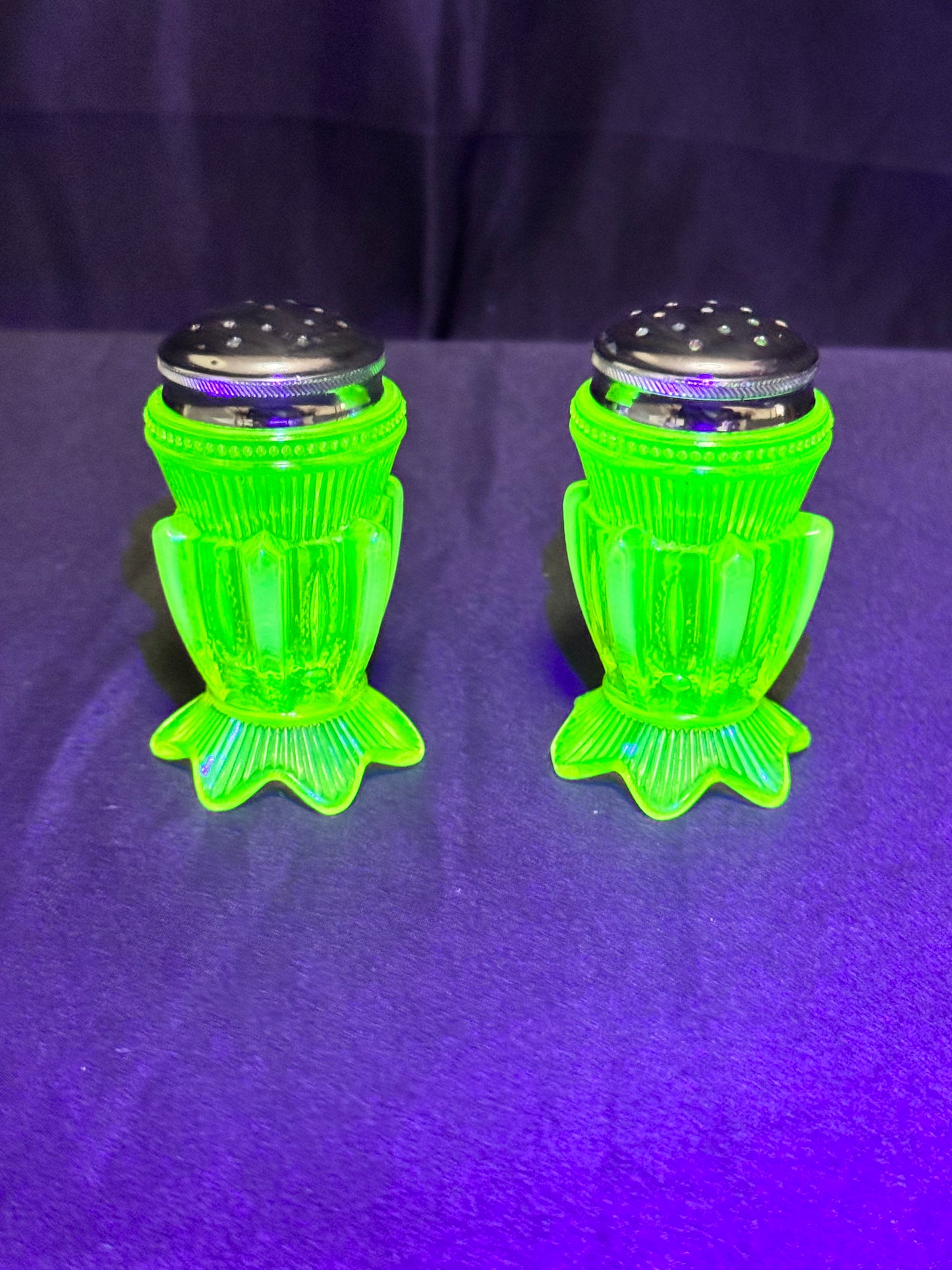 Uranium- Fenton- Cactus- salt and pepper shakers with lids - Topaz Opalescent