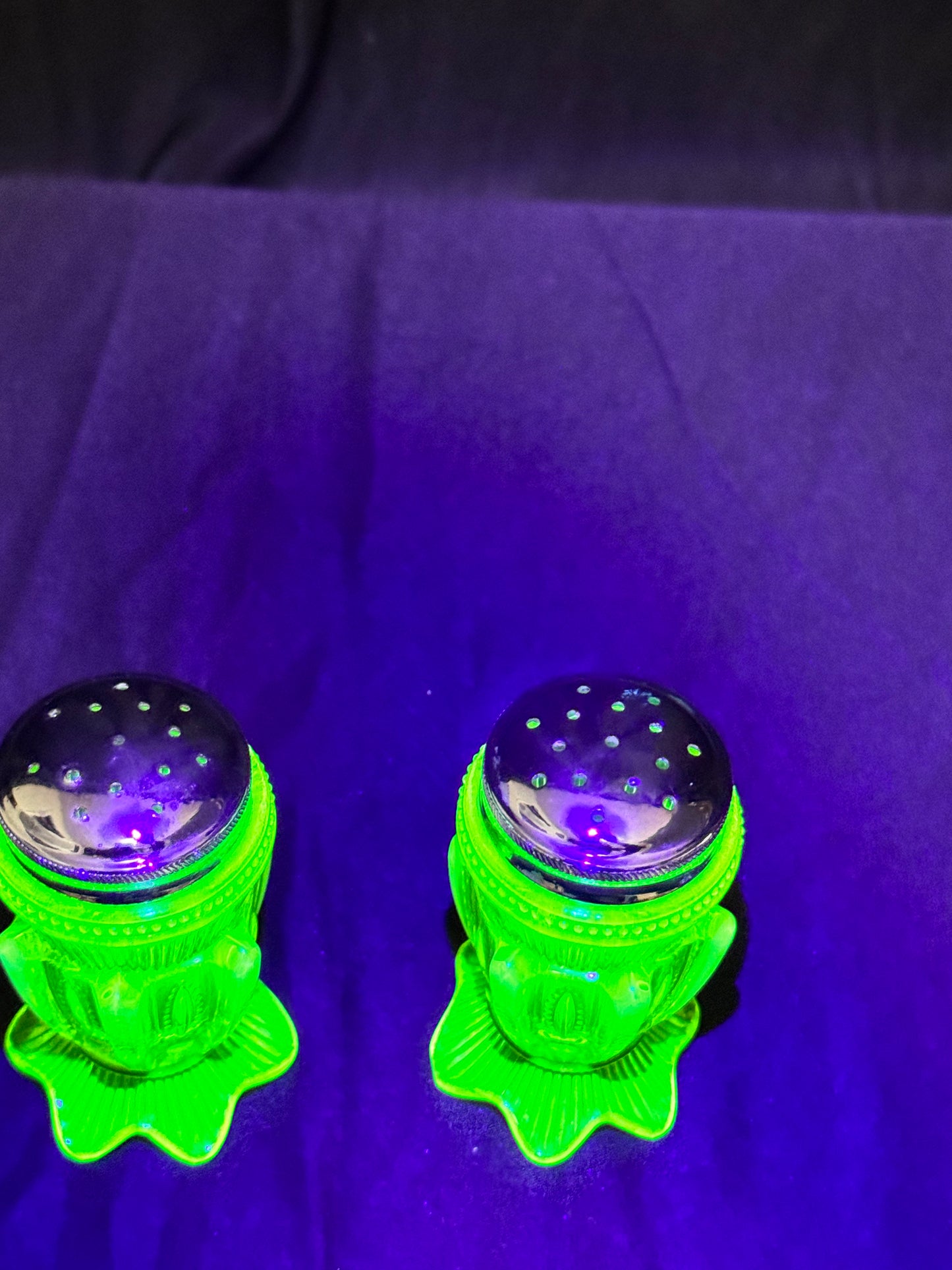 Uranium- Fenton- Cactus- salt and pepper shakers with lids - Topaz Opalescent