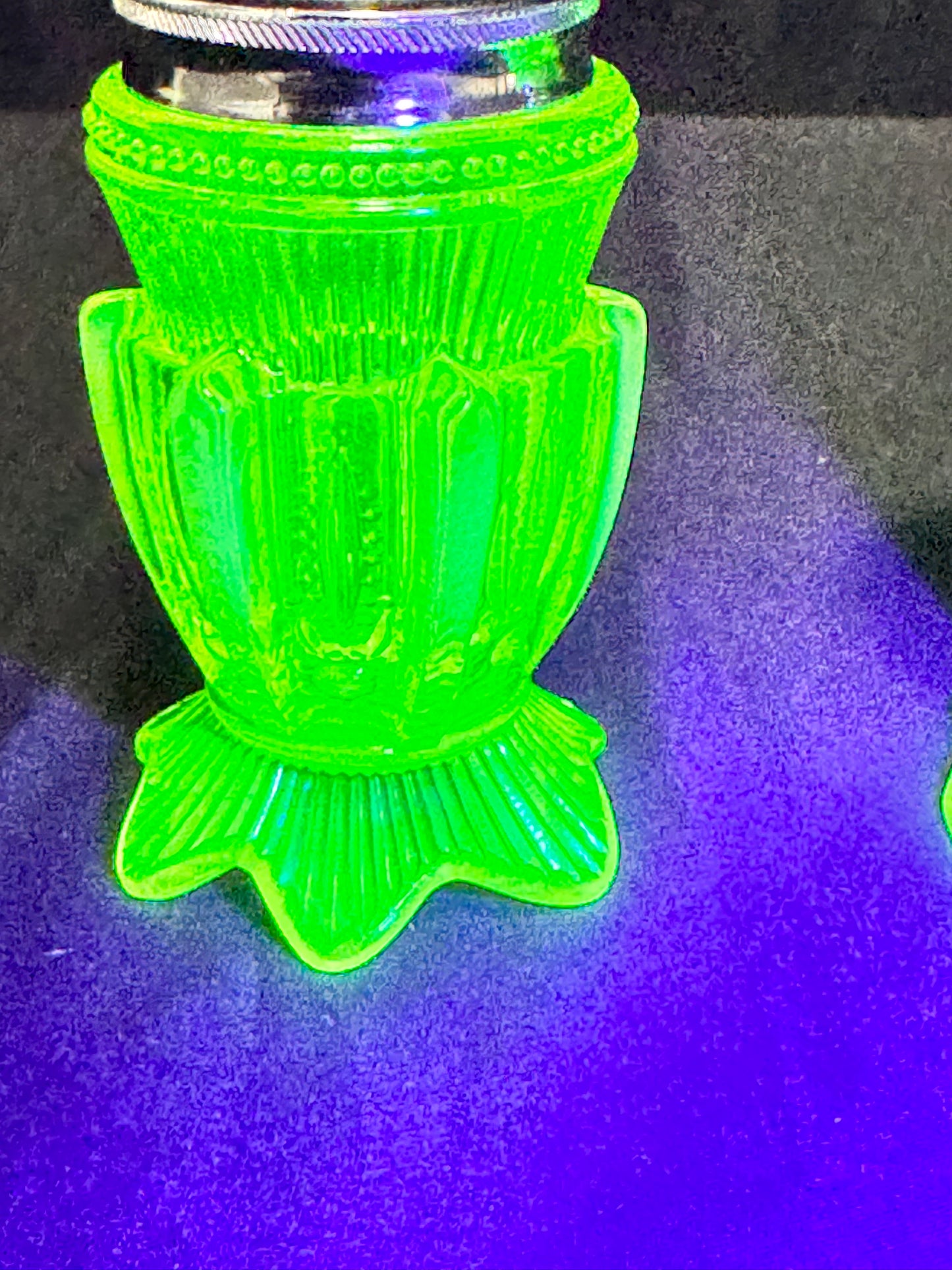 Uranium- Fenton- Cactus- salt and pepper shakers with lids - Topaz Opalescent