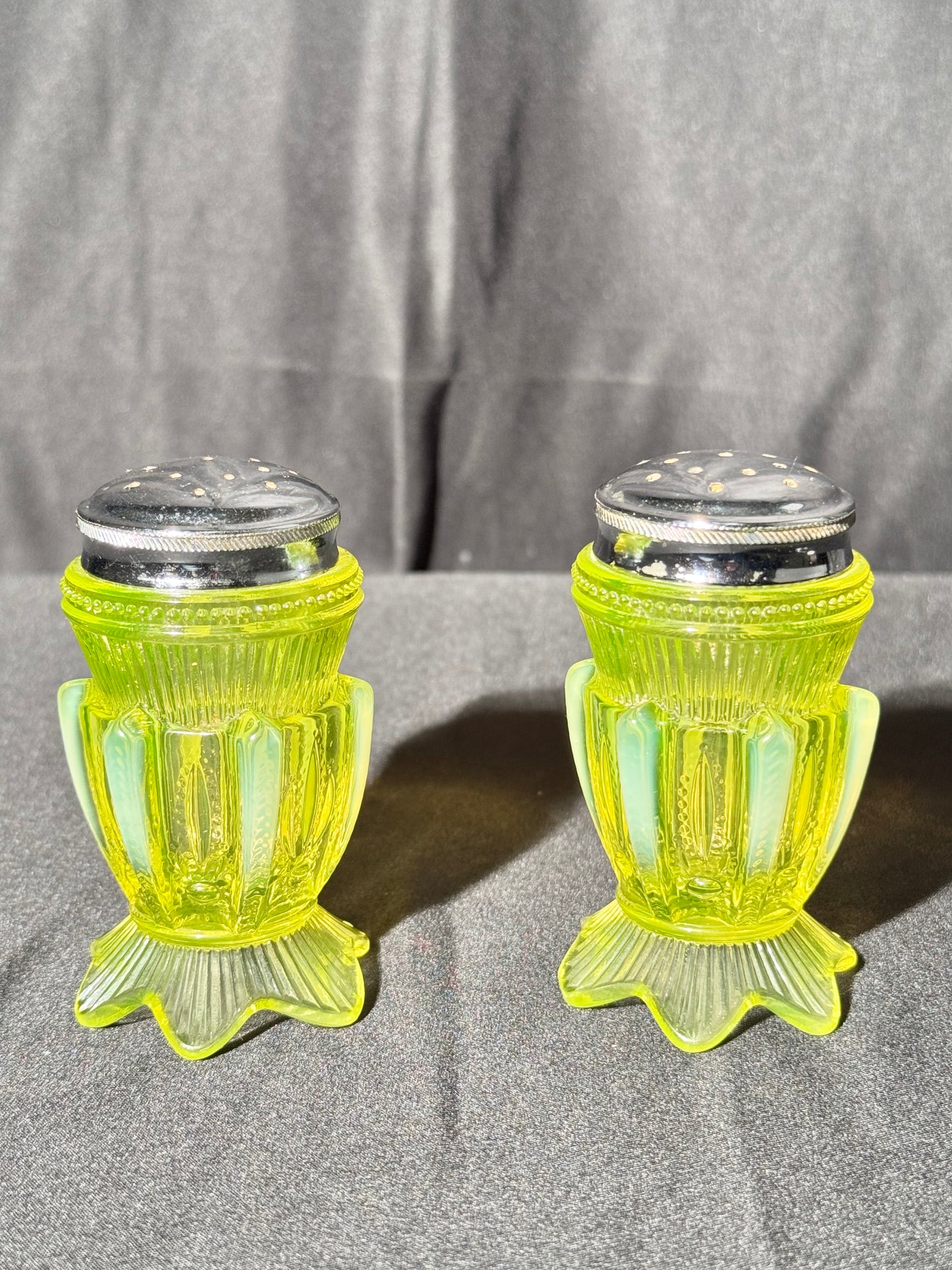 Uranium- Fenton- Cactus- salt and pepper shakers with lids - Topaz Opalescent
