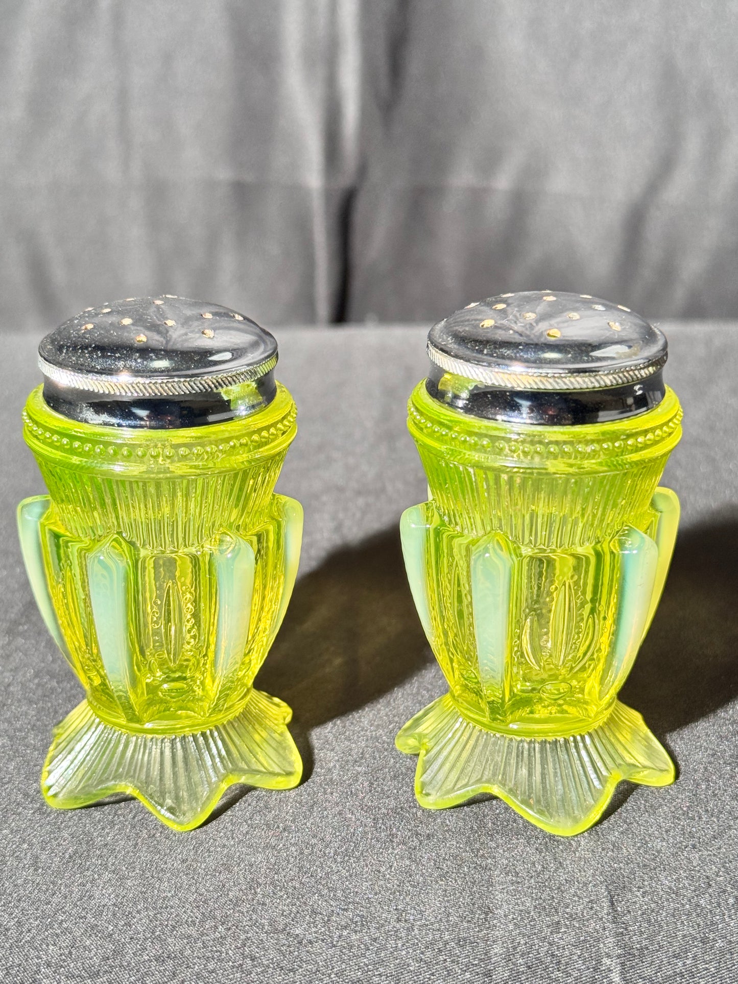 Uranium- Fenton- Cactus- salt and pepper shakers with lids - Topaz Opalescent