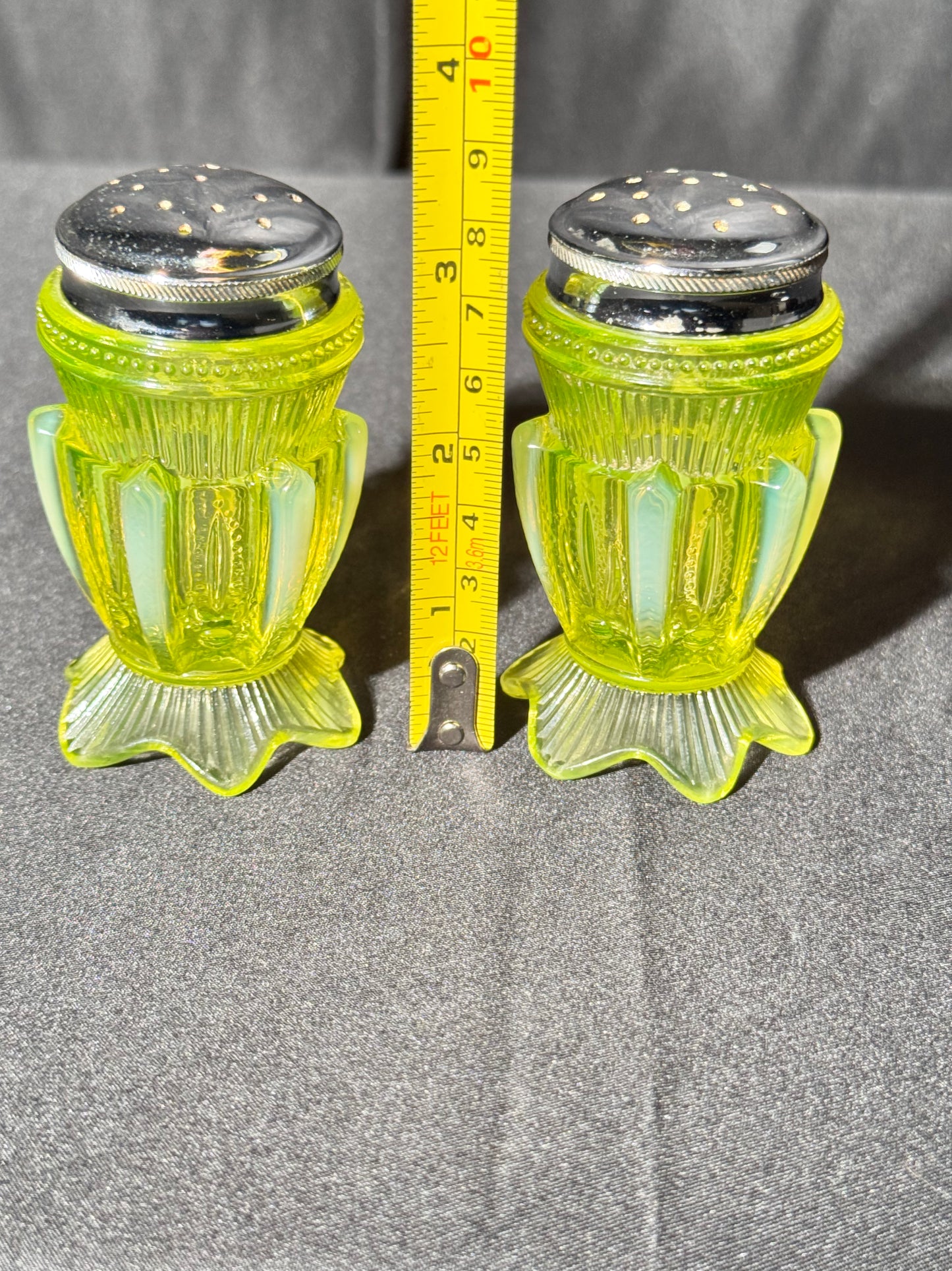 Uranium- Fenton- Cactus- salt and pepper shakers with lids - Topaz Opalescent