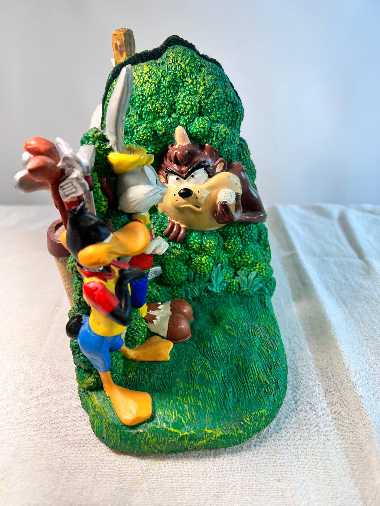 Bugs bunny Taz and Daffy playing Golf- 6.5” bookends- Figi Graphics- out of Bounds-1994 - Looney Tunes- Warner Brothers