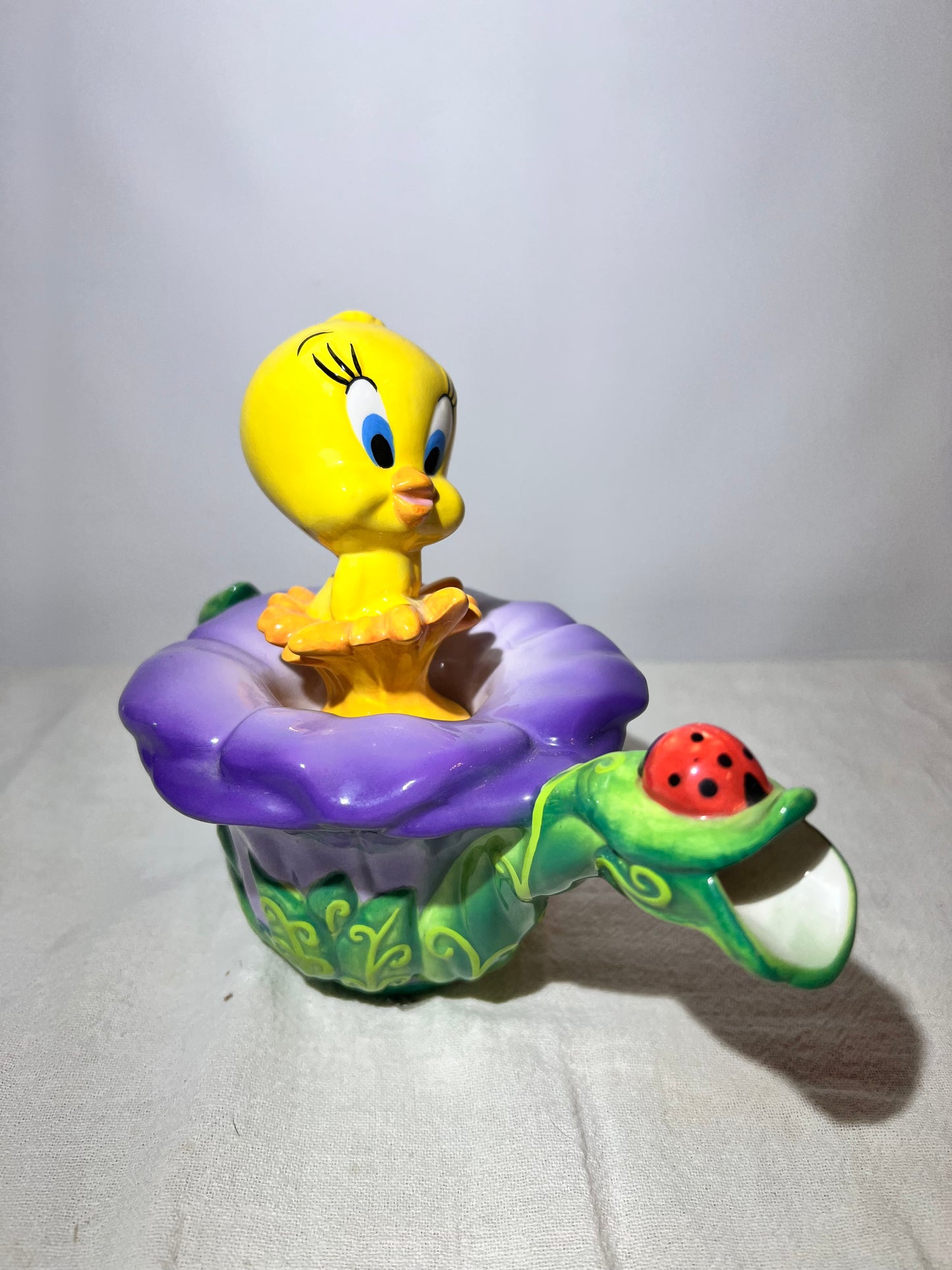 Tweety bird Flower with Lady Bug- 6” tea pot - looney Tunes-Warner Brothers 1999
