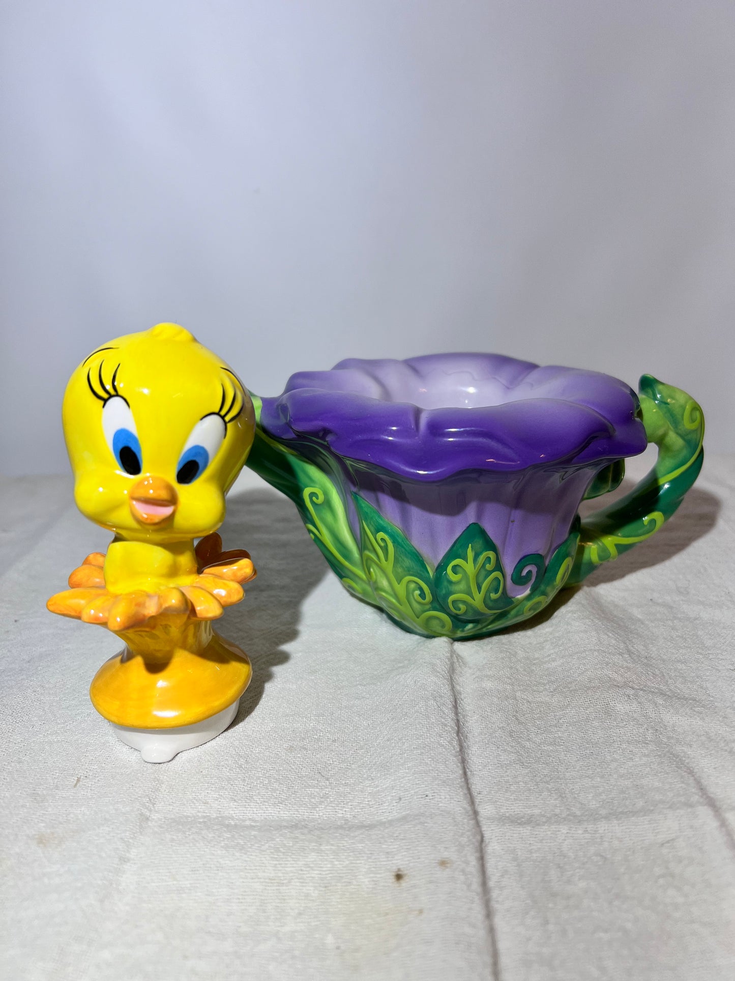 Tweety bird Flower with Lady Bug- 6” tea pot - looney Tunes-Warner Brothers 1999
