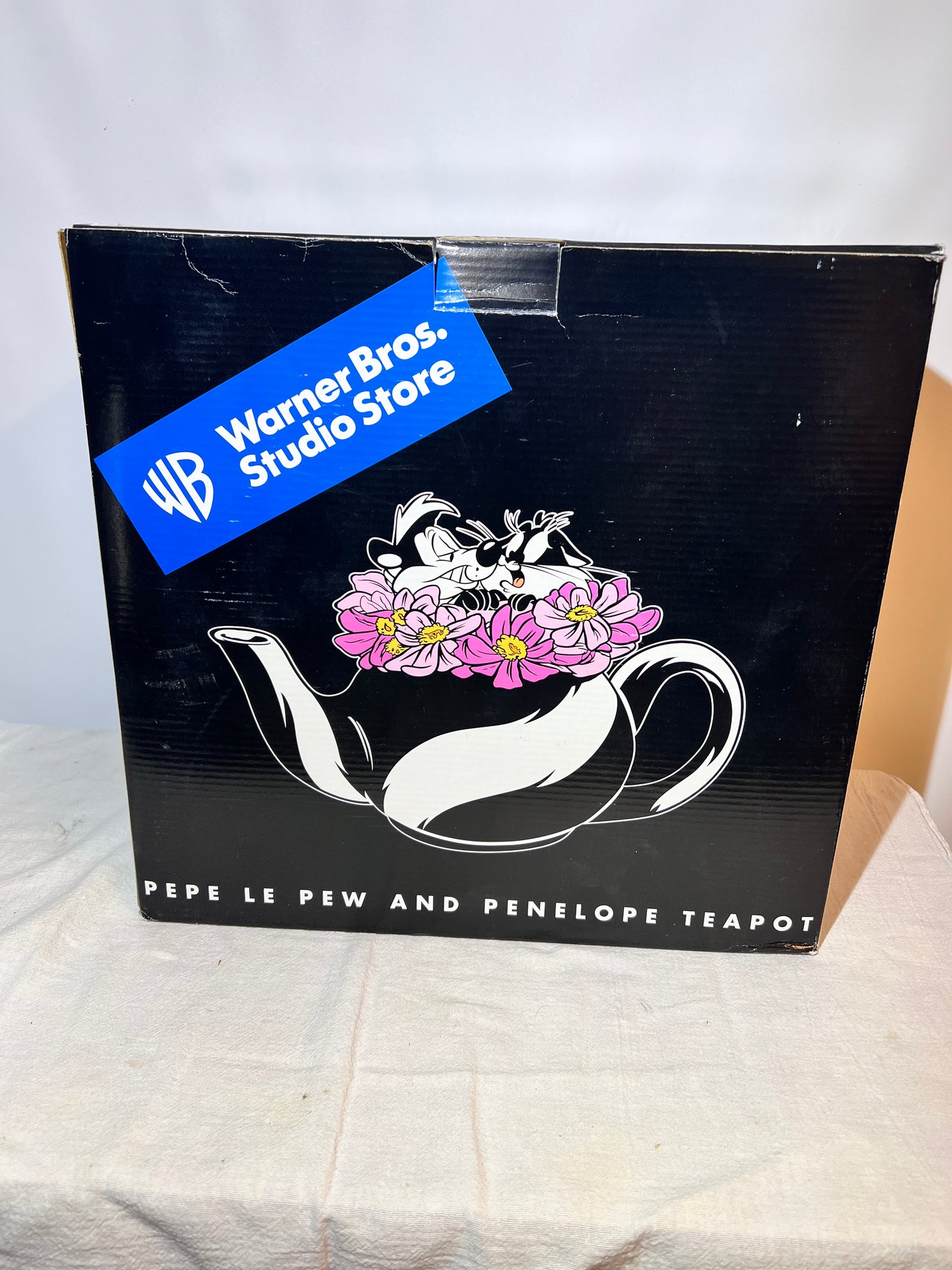 WARNER BROS PEPE LE PEW AND PENELOPE TEAPOT W/BOX 2001
Flower Bed- Looney Tunes- Warner Brothers