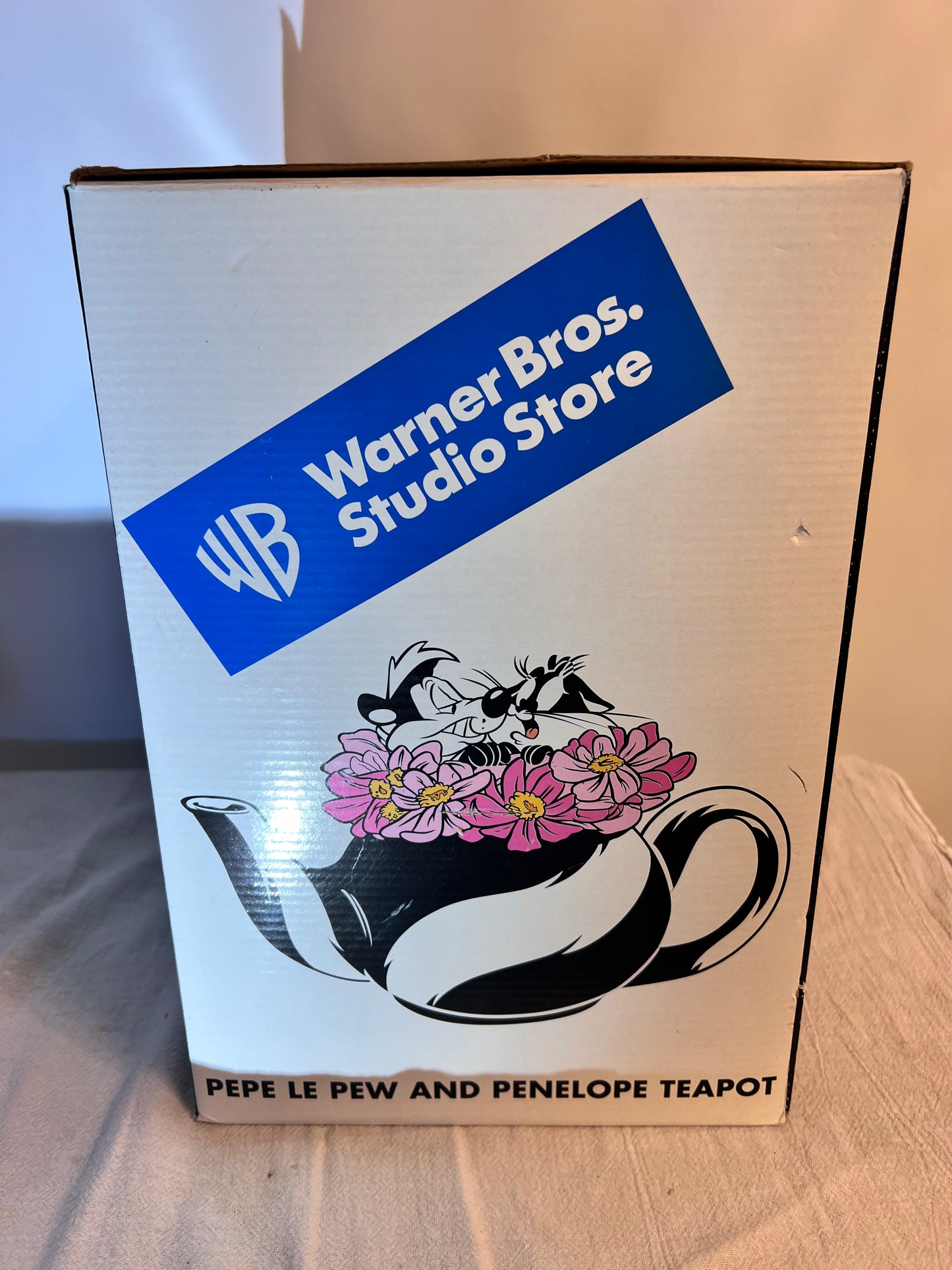 WARNER BROS PEPE LE PEW AND PENELOPE TEAPOT W/BOX 2001
Flower Bed- Looney Tunes- Warner Brothers