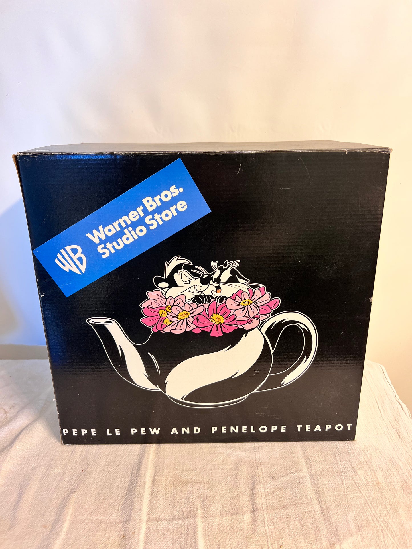 WARNER BROS PEPE LE PEW AND PENELOPE TEAPOT W/BOX 2001
Flower Bed- Looney Tunes- Warner Brothers