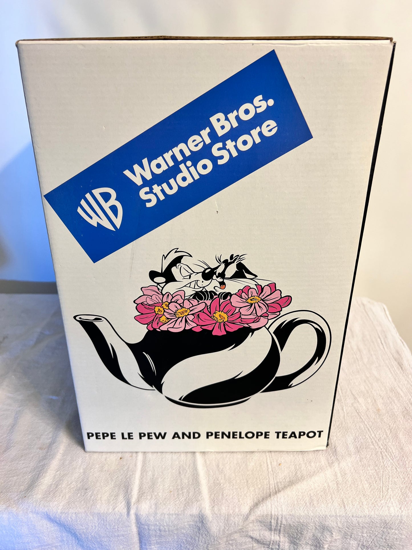 WARNER BROS PEPE LE PEW AND PENELOPE TEAPOT W/BOX 2001
Flower Bed- Looney Tunes- Warner Brothers