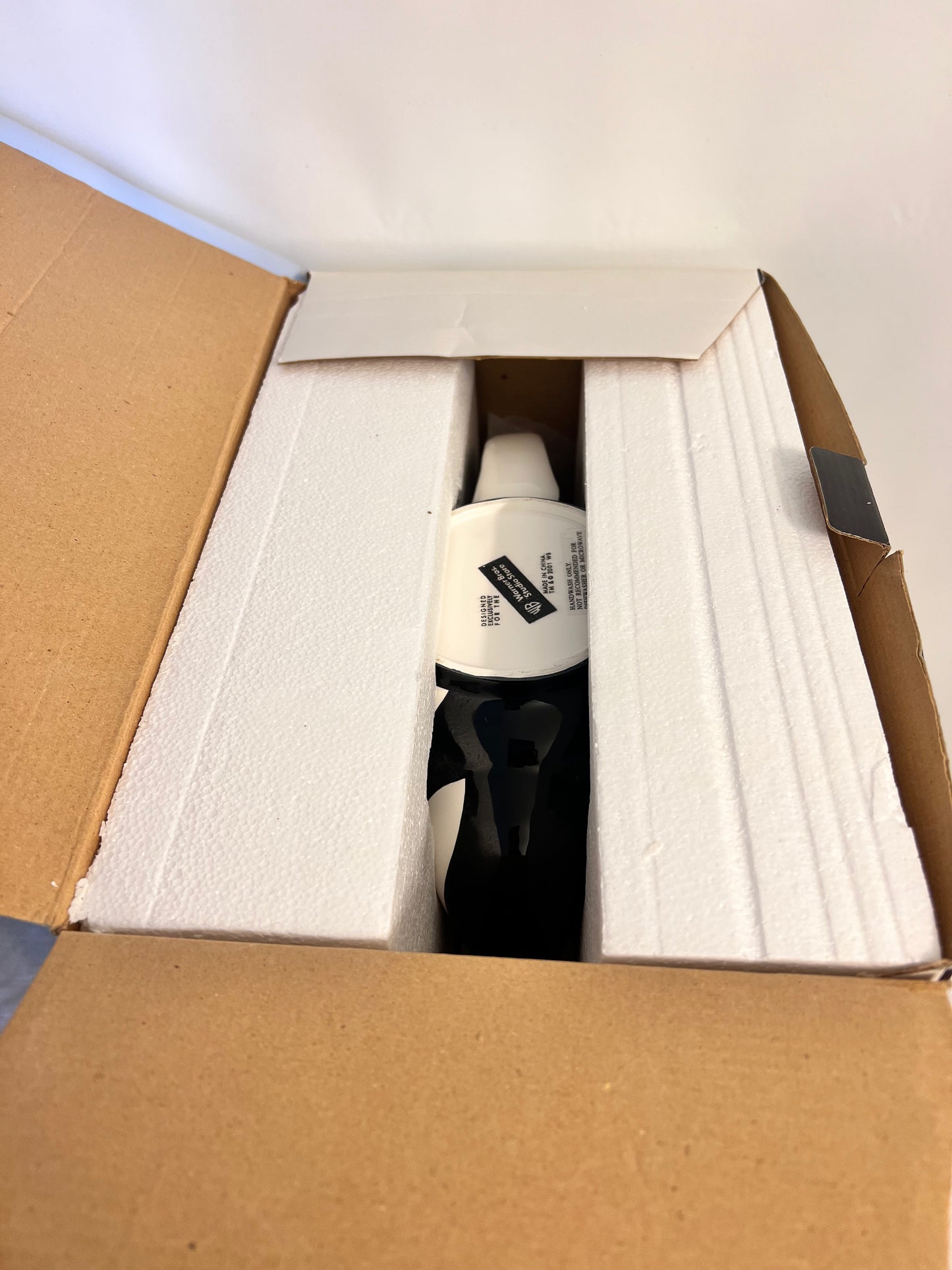 WARNER BROS PEPE LE PEW AND PENELOPE TEAPOT W/BOX 2001
Flower Bed- Looney Tunes- Warner Brothers