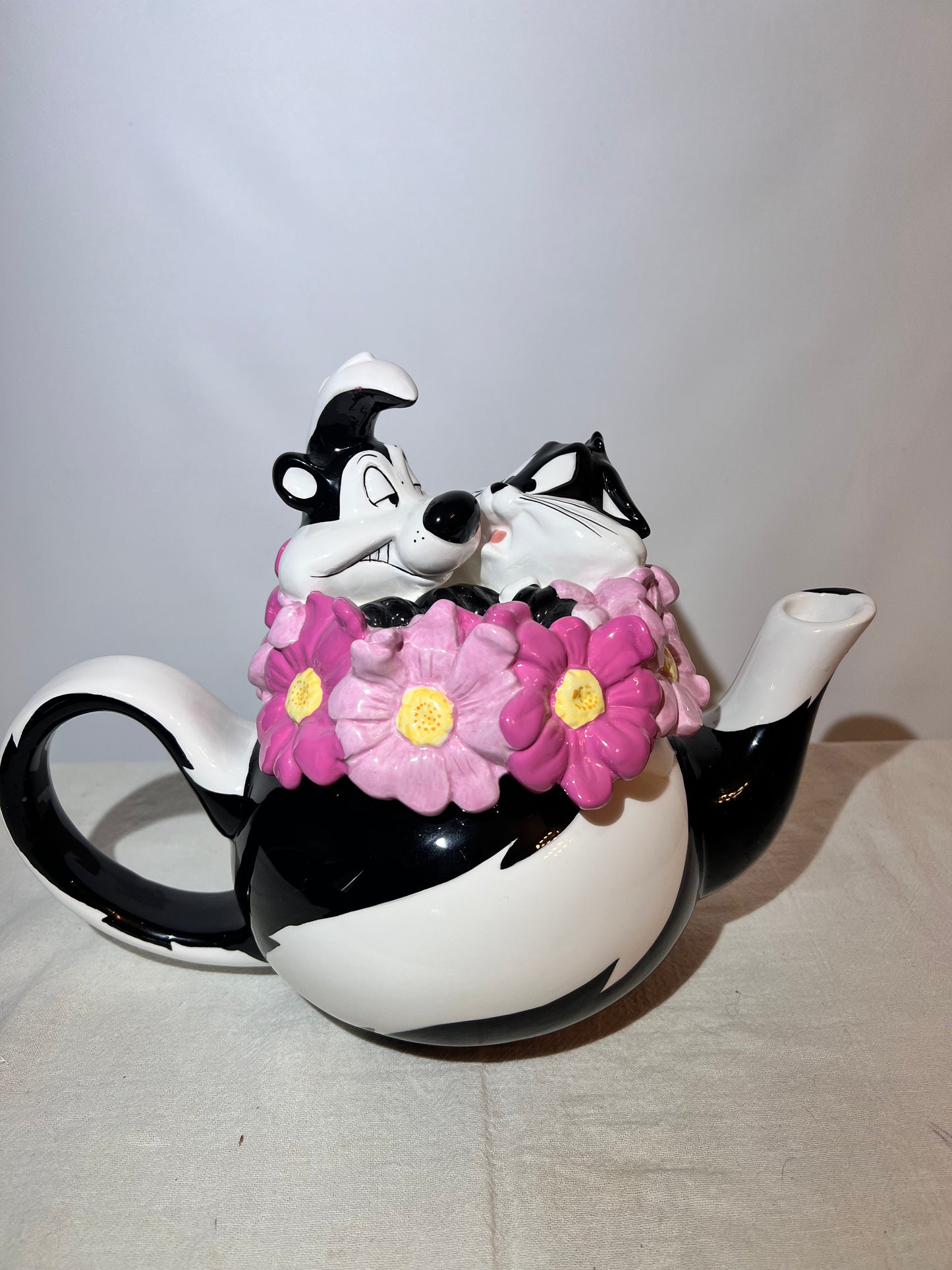 WARNER BROS PEPE LE PEW AND PENELOPE TEAPOT W/BOX 2001
Flower Bed- Looney Tunes- Warner Brothers