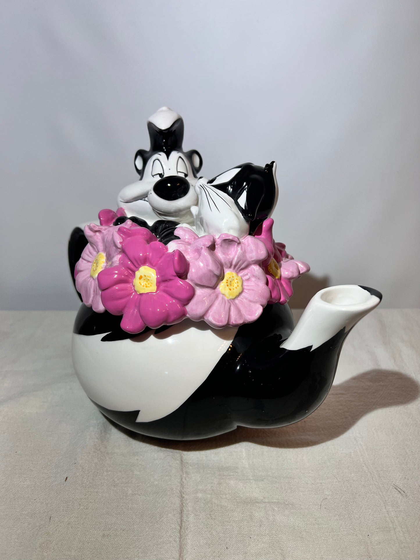 WARNER BROS PEPE LE PEW AND PENELOPE TEAPOT W/BOX 2001
Flower Bed- Looney Tunes- Warner Brothers