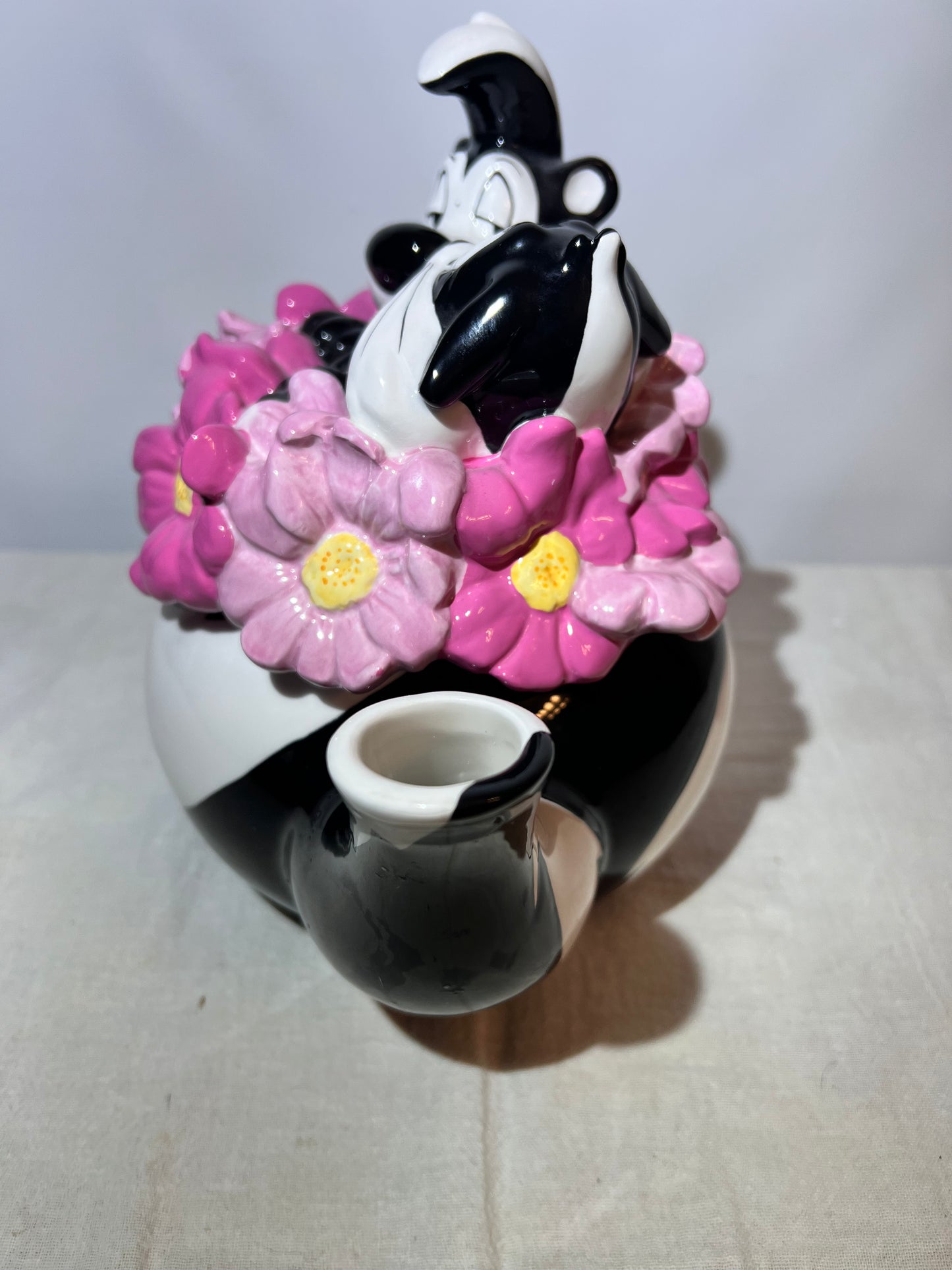 WARNER BROS PEPE LE PEW AND PENELOPE TEAPOT W/BOX 2001
Flower Bed- Looney Tunes- Warner Brothers