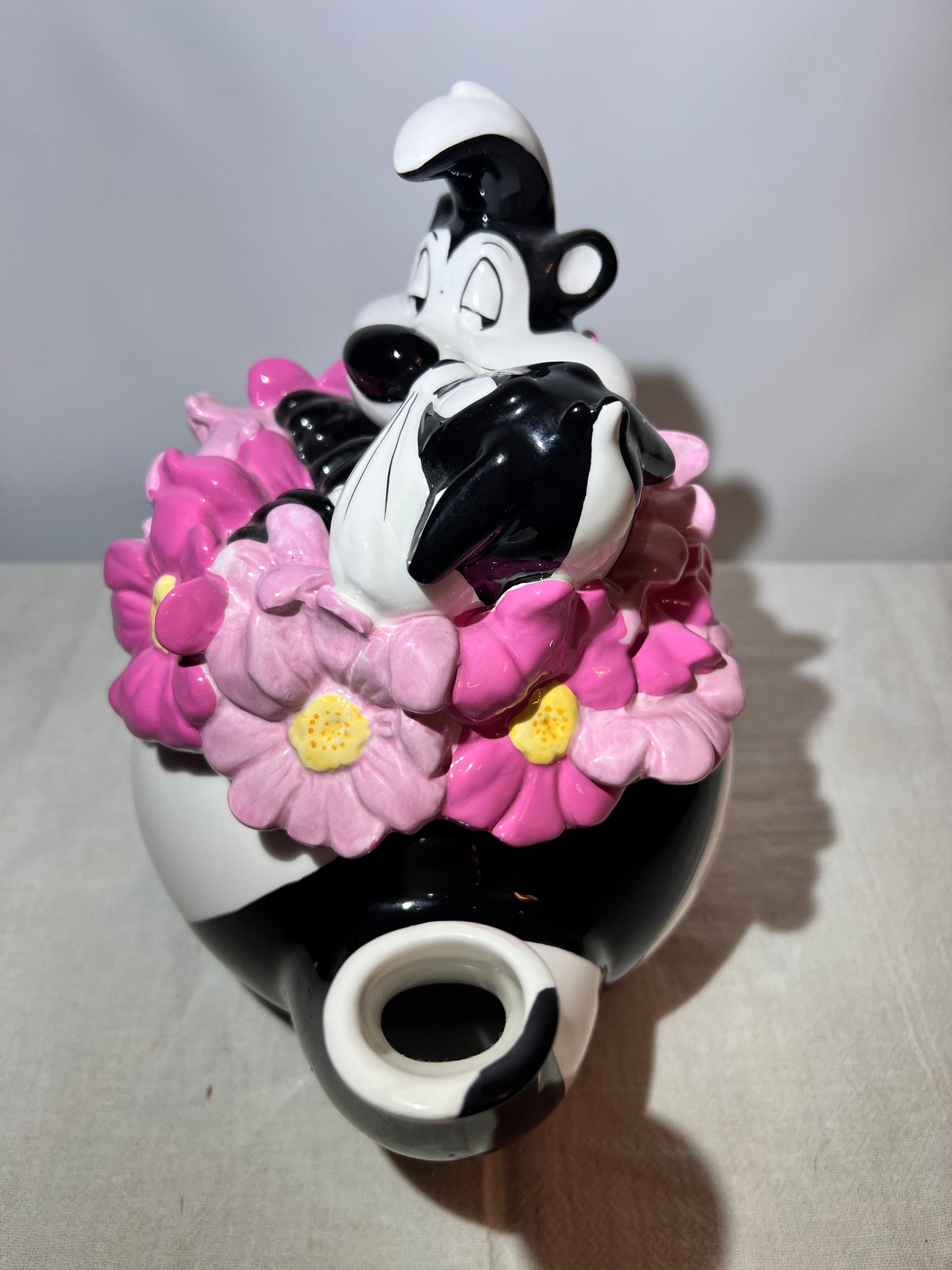 WARNER BROS PEPE LE PEW AND PENELOPE TEAPOT W/BOX 2001
Flower Bed- Looney Tunes- Warner Brothers