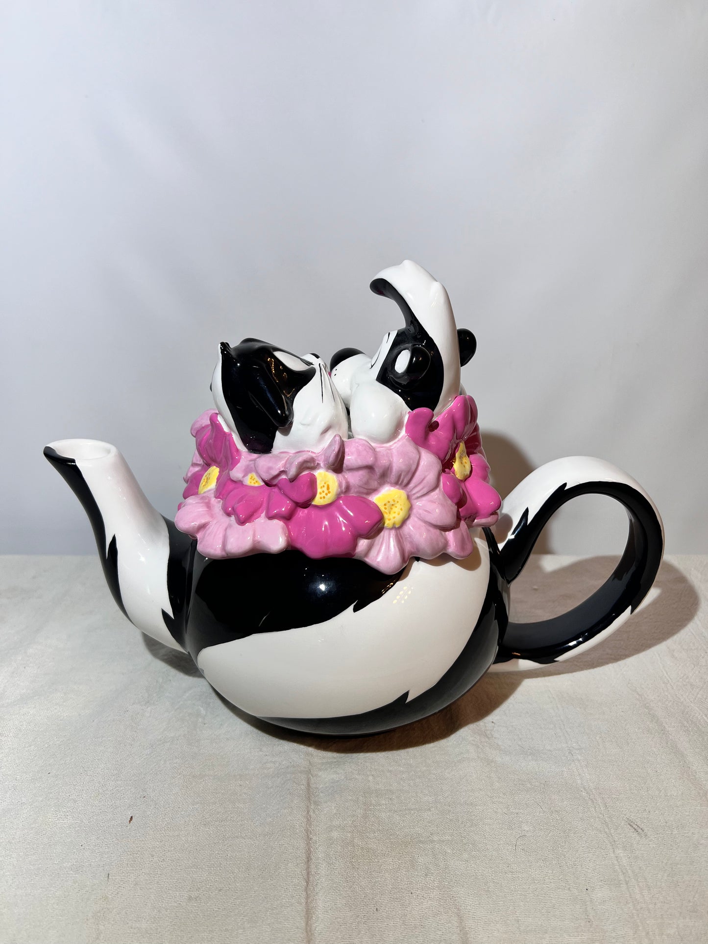 WARNER BROS PEPE LE PEW AND PENELOPE TEAPOT W/BOX 2001
Flower Bed- Looney Tunes- Warner Brothers
