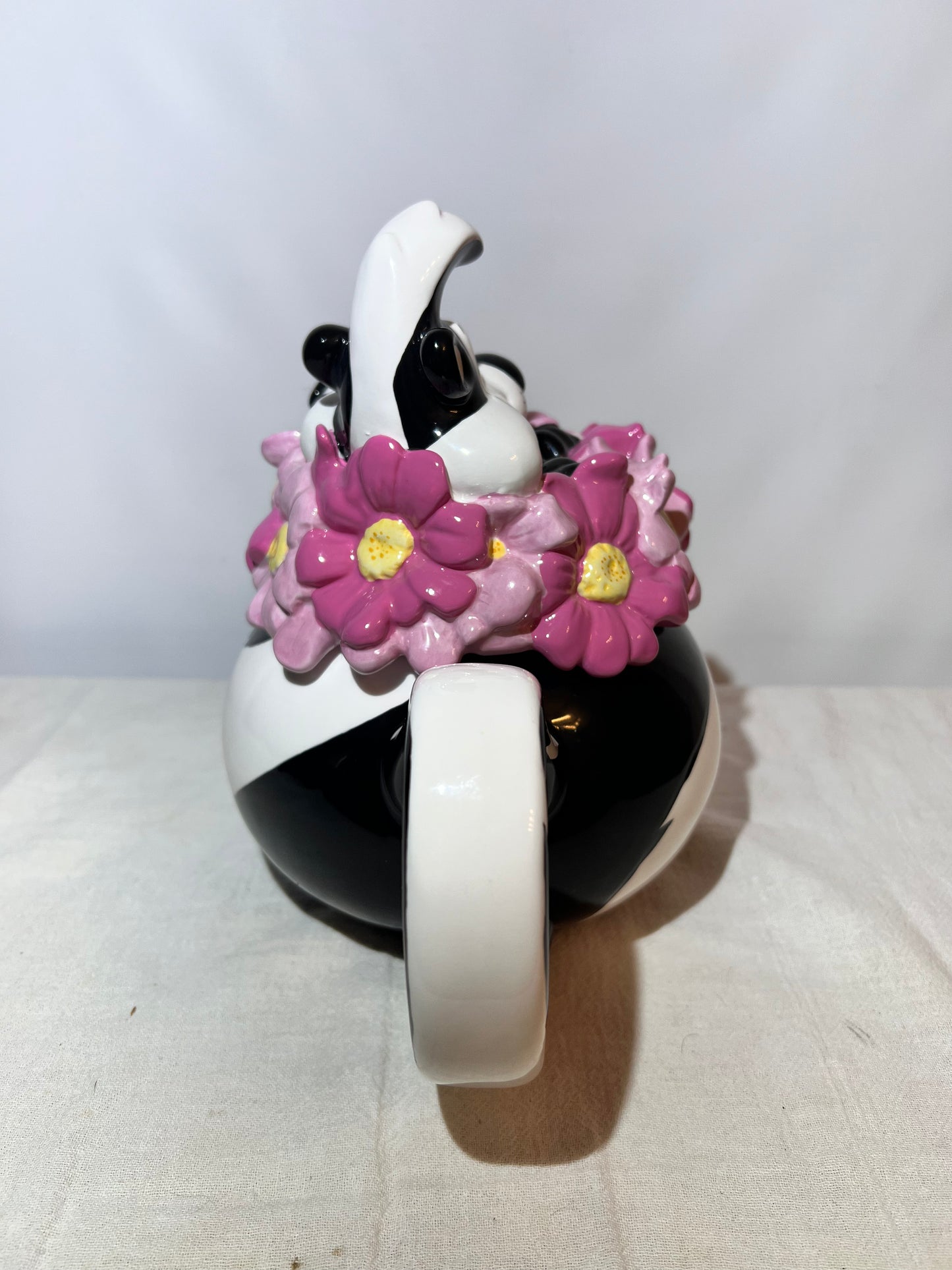 WARNER BROS PEPE LE PEW AND PENELOPE TEAPOT W/BOX 2001
Flower Bed- Looney Tunes- Warner Brothers