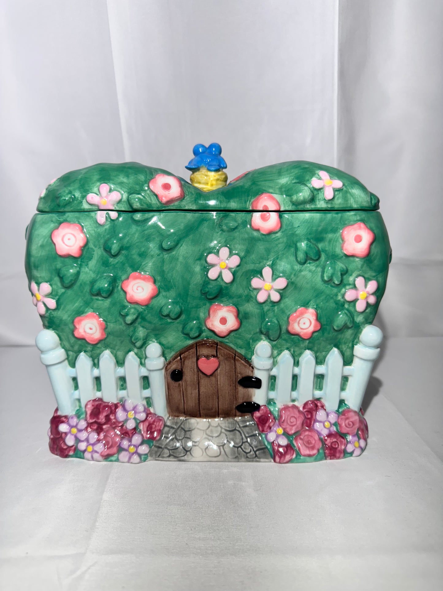 Mickey and Minnie Mouse Kissing - cookie jar- Disney