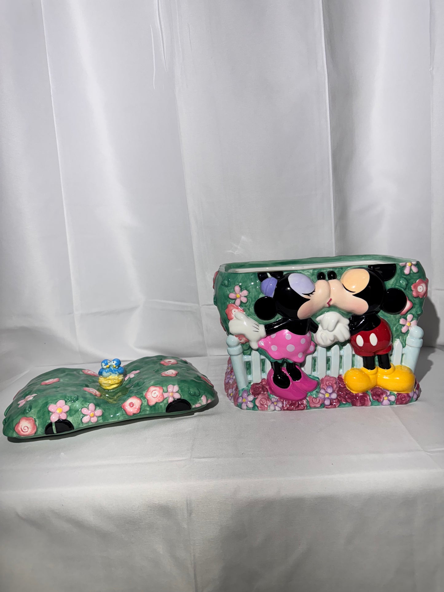 Mickey and Minnie Mouse Kissing - cookie jar- Disney