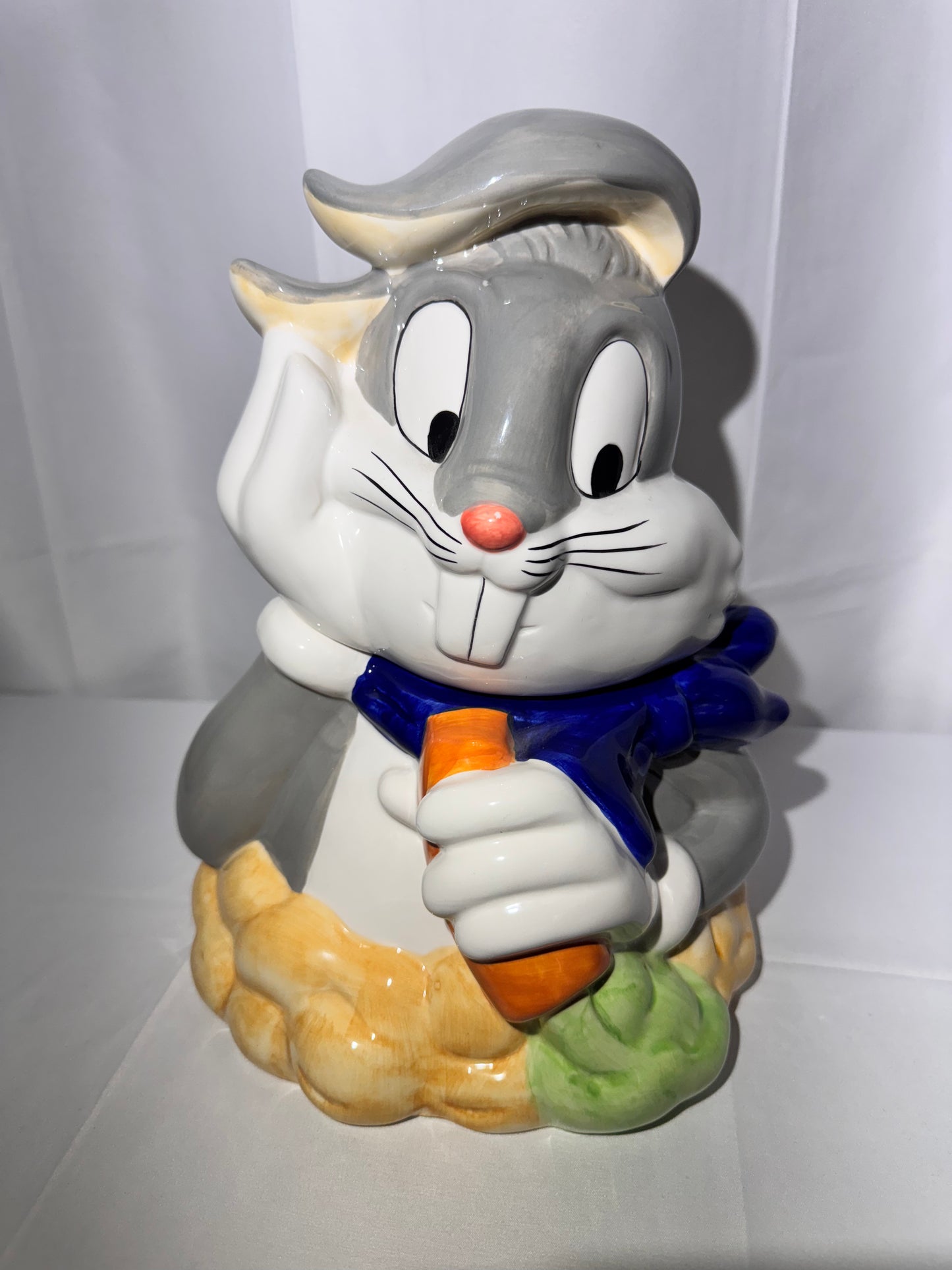 Bugs Bunny eating a carrot- Cookie Jar - Looney Tunes- Warner Brothers- Gibson -1999