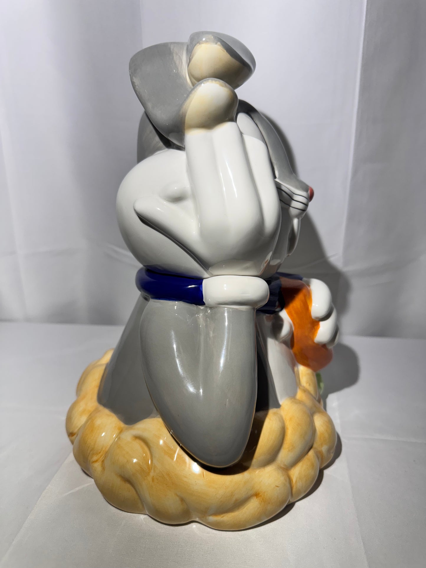 Bugs Bunny eating a carrot- Cookie Jar - Looney Tunes- Warner Brothers- Gibson -1999