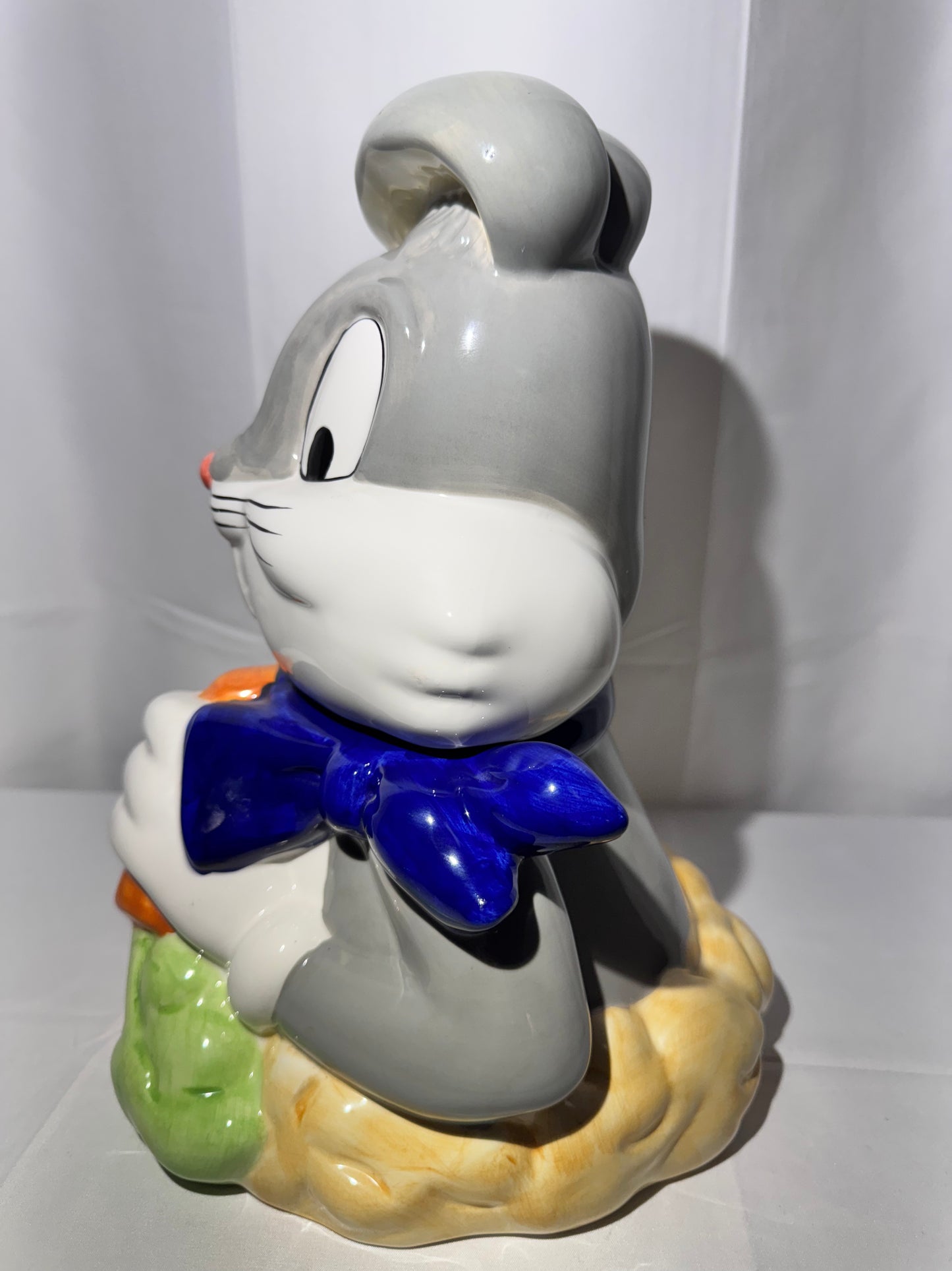 Bugs Bunny eating a carrot- Cookie Jar - Looney Tunes- Warner Brothers- Gibson -1999
