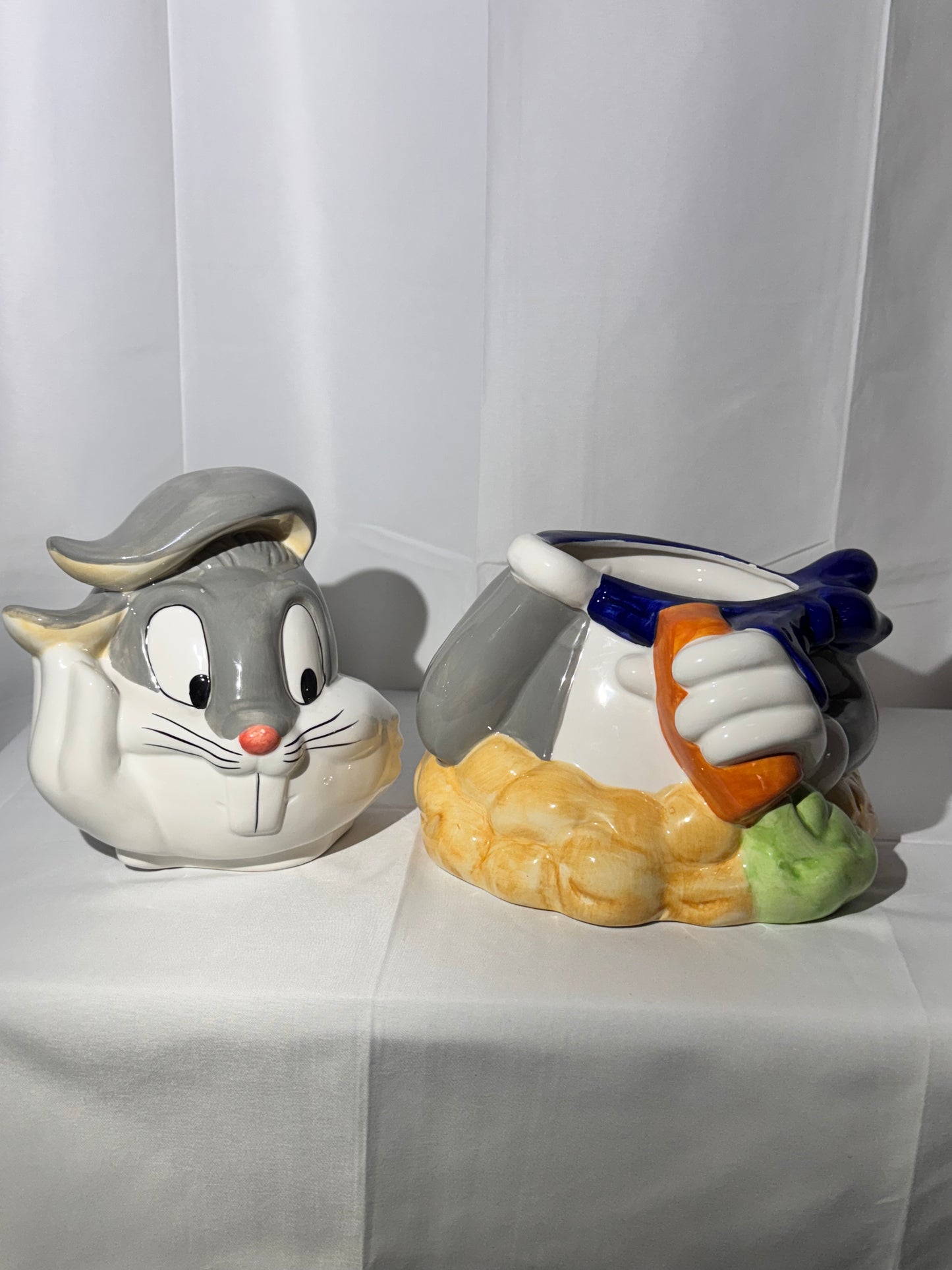 Bugs Bunny eating a carrot- Cookie Jar - Looney Tunes- Warner Brothers- Gibson -1999
