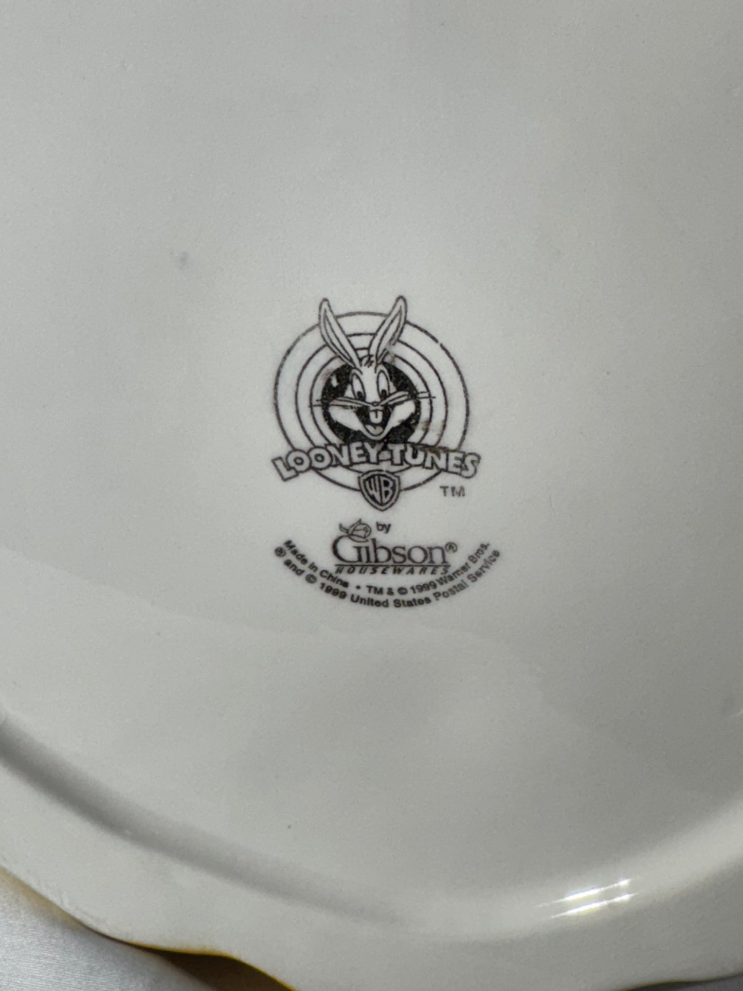 Bugs Bunny eating a carrot- Cookie Jar - Looney Tunes- Warner Brothers- Gibson -1999