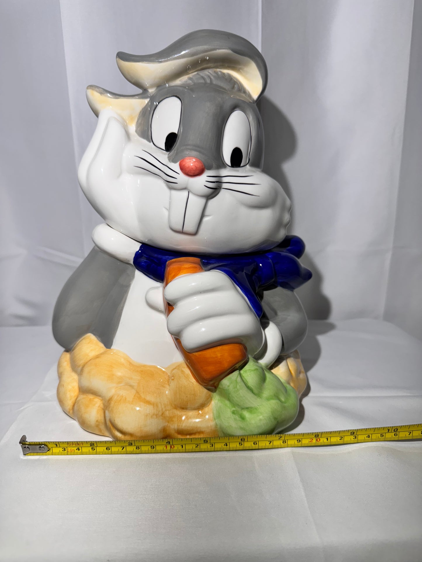 Bugs Bunny eating a carrot- Cookie Jar - Looney Tunes- Warner Brothers- Gibson -1999