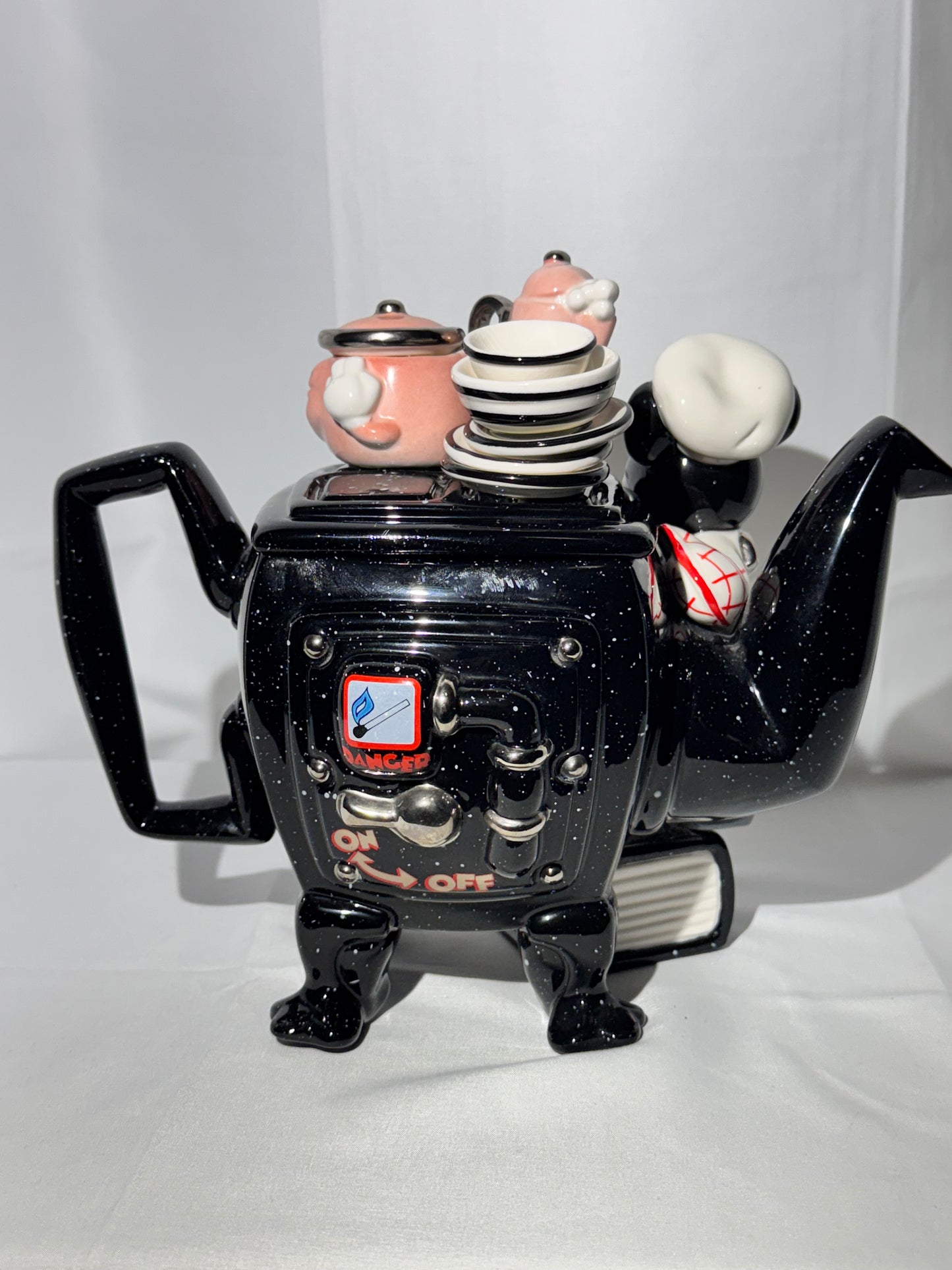 Mickey Mouse -Teapot - Disney Showcase Collection- limited edition 1951/5,000 - mickeys stove - Paul Cardew