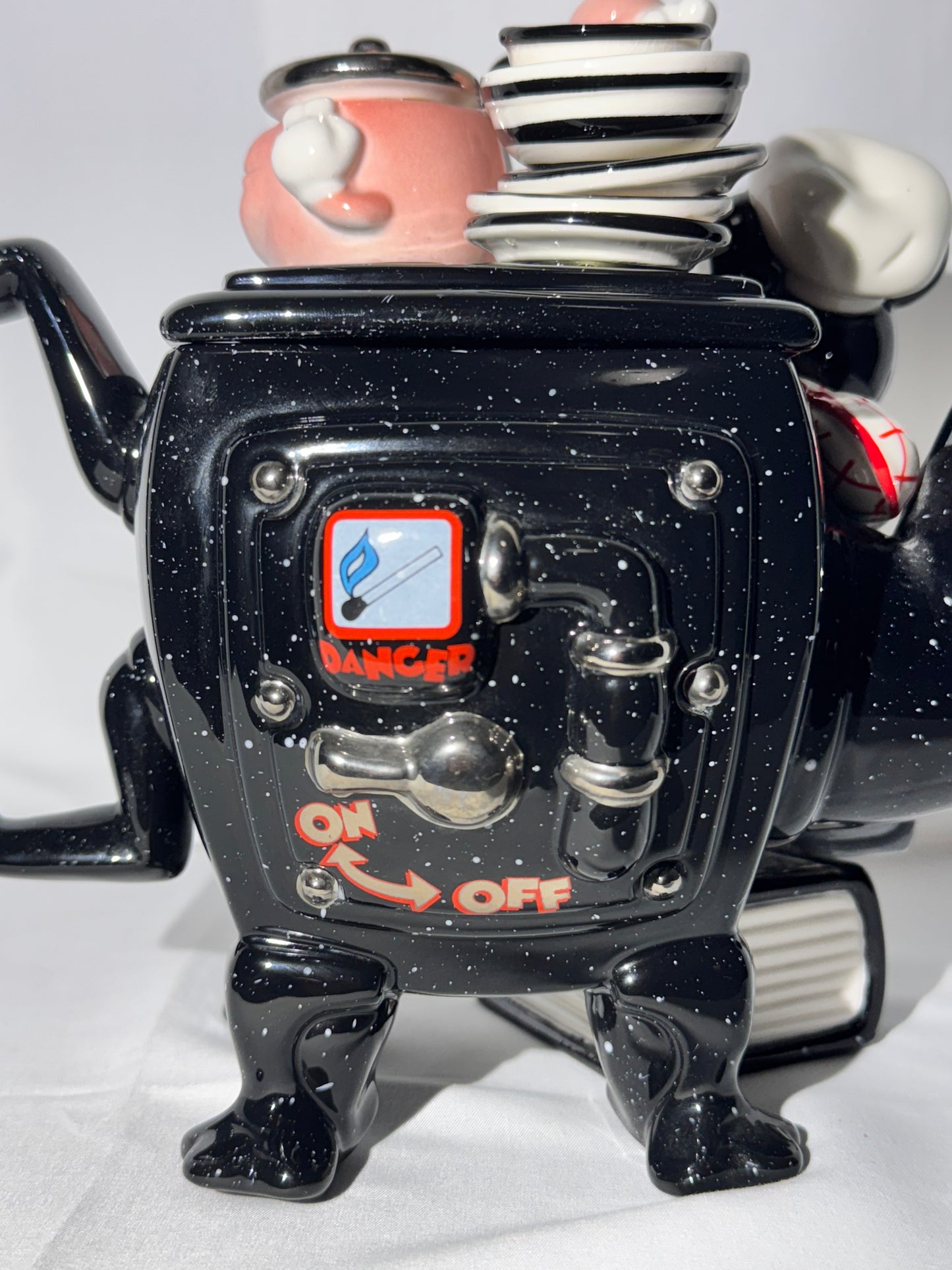 Mickey Mouse -Teapot - Disney Showcase Collection- limited edition 1951/5,000 - mickeys stove - Paul Cardew