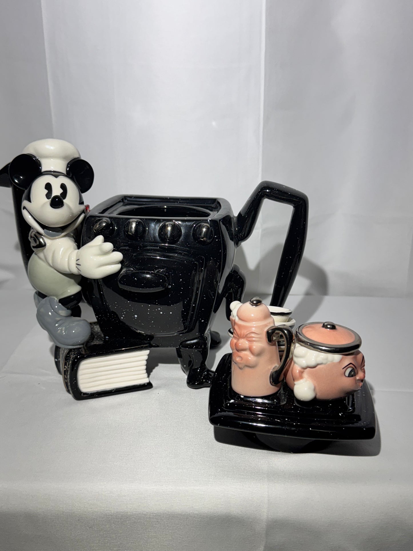 Mickey Mouse -Teapot - Disney Showcase Collection- limited edition 1951/5,000 - mickeys stove - Paul Cardew