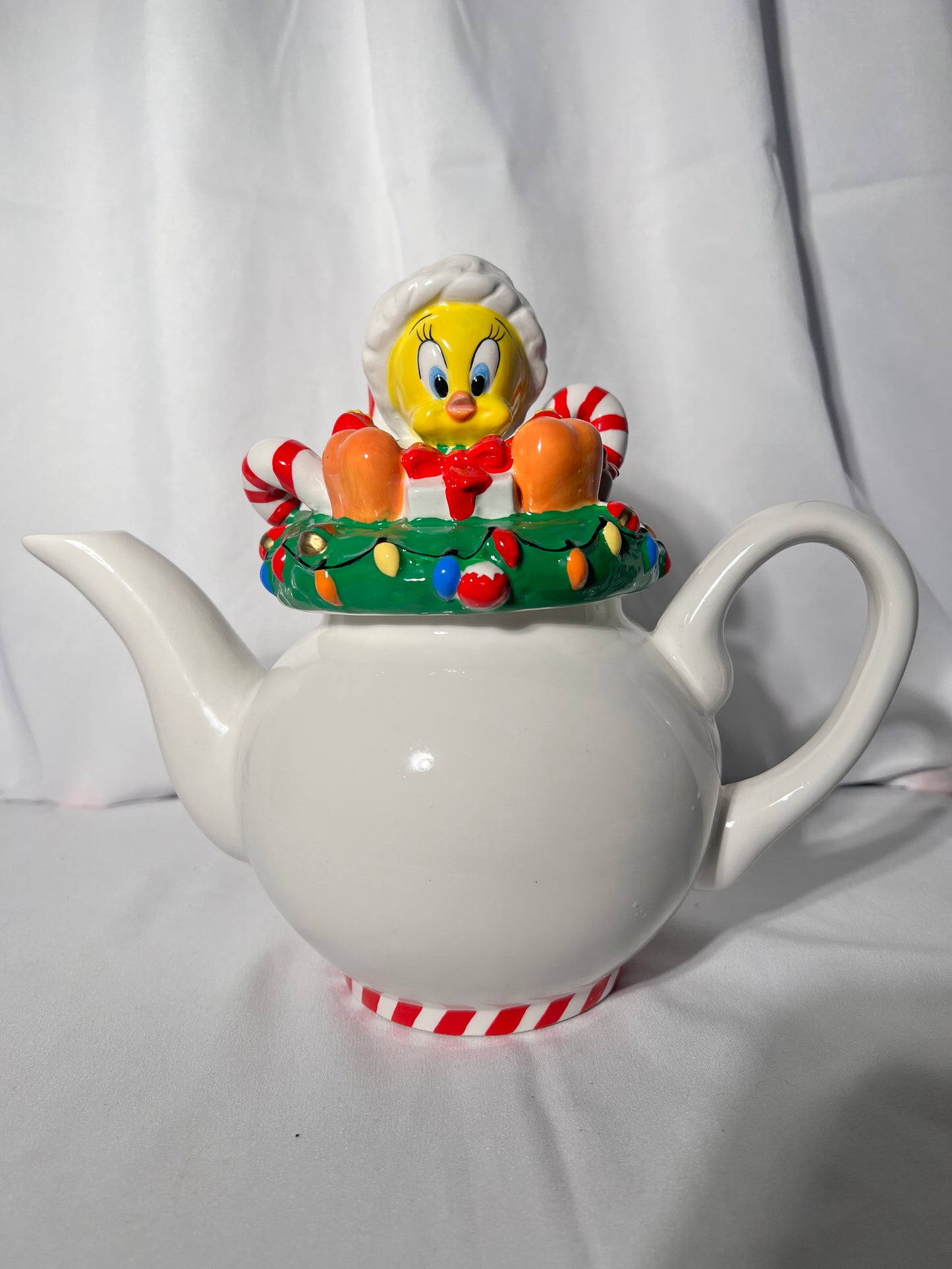 Tweety Bird- 9” tea pot- Christmas- Warner Brothers- Looney Tunes- 1998