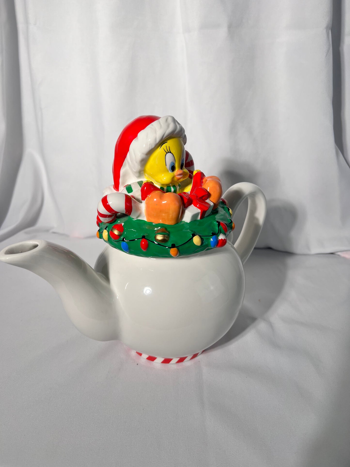 Tweety Bird- 9” tea pot- Christmas- Warner Brothers- Looney Tunes- 1998