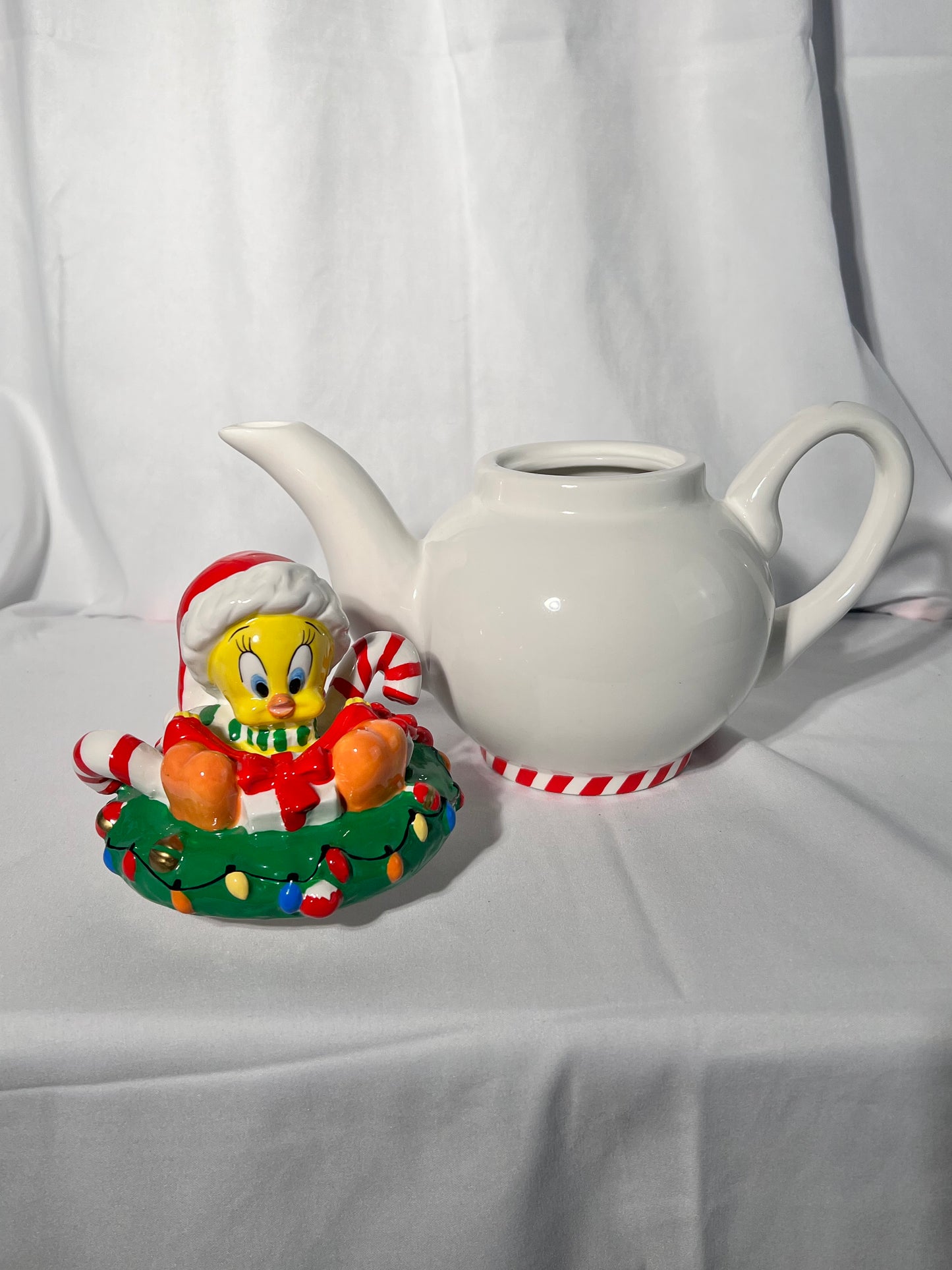 Tweety Bird- 9” tea pot- Christmas- Warner Brothers- Looney Tunes- 1998