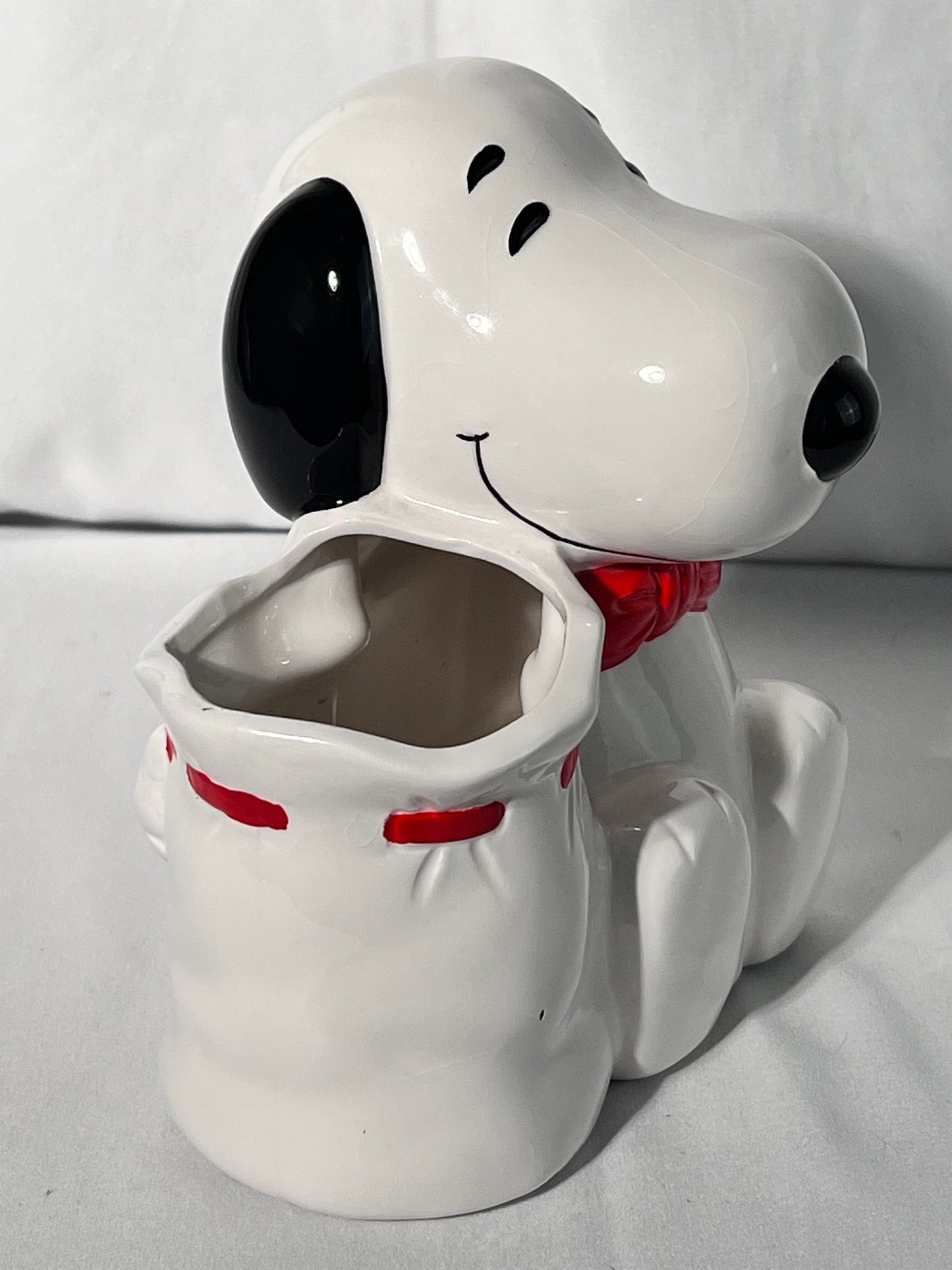 Snoopy - 6 1/2” utensil holder - Benjamin and Medwin Inc. New York New York -made in Taiwan - peanuts- Charlie Brown