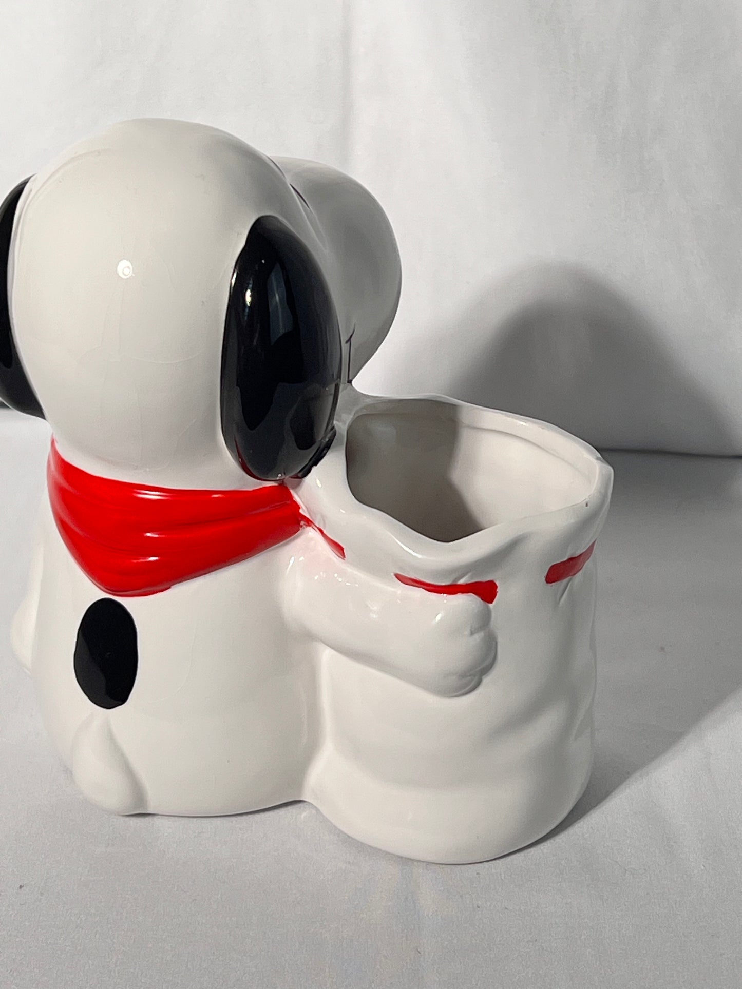 Snoopy - 6 1/2” utensil holder - Benjamin and Medwin Inc. New York New York -made in Taiwan - peanuts- Charlie Brown