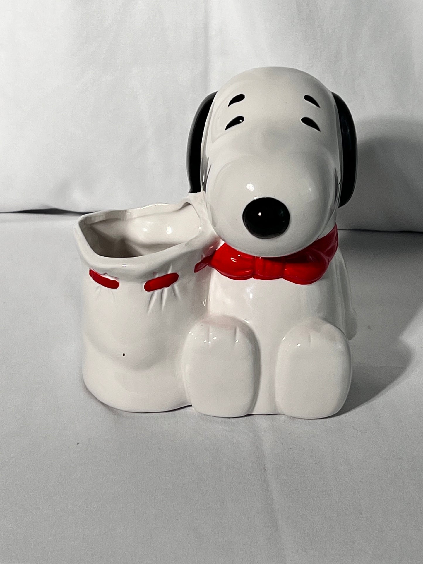Snoopy - 6 1/2” utensil holder - Benjamin and Medwin Inc. New York New York -made in Taiwan - peanuts- Charlie Brown