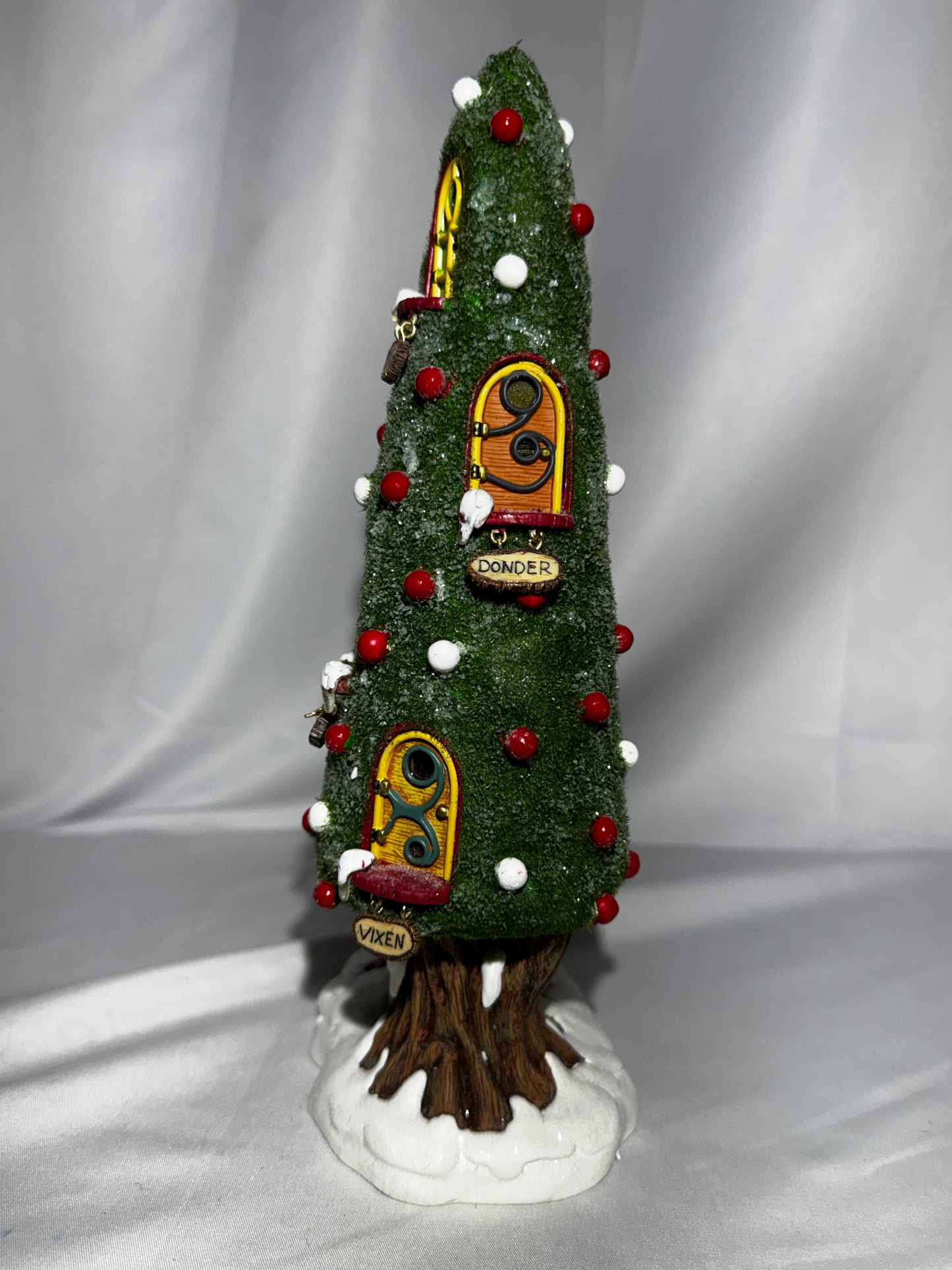 Department 56 North Pole Woods Reindeer Condo #56.56886 Lighted Tree House w/ Box READ